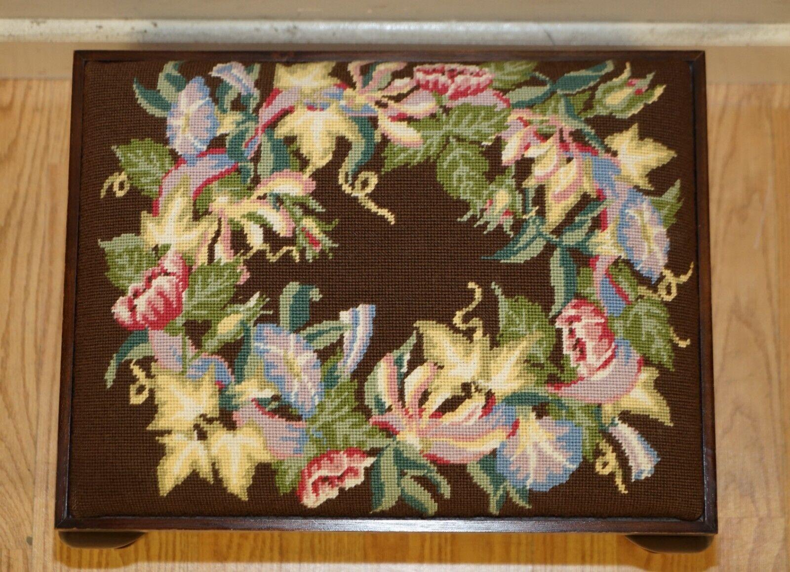 Tissu d'ameublement Ravissant tabouret de repose-pieds vintage en bois dur et brodé de fleurs en vente
