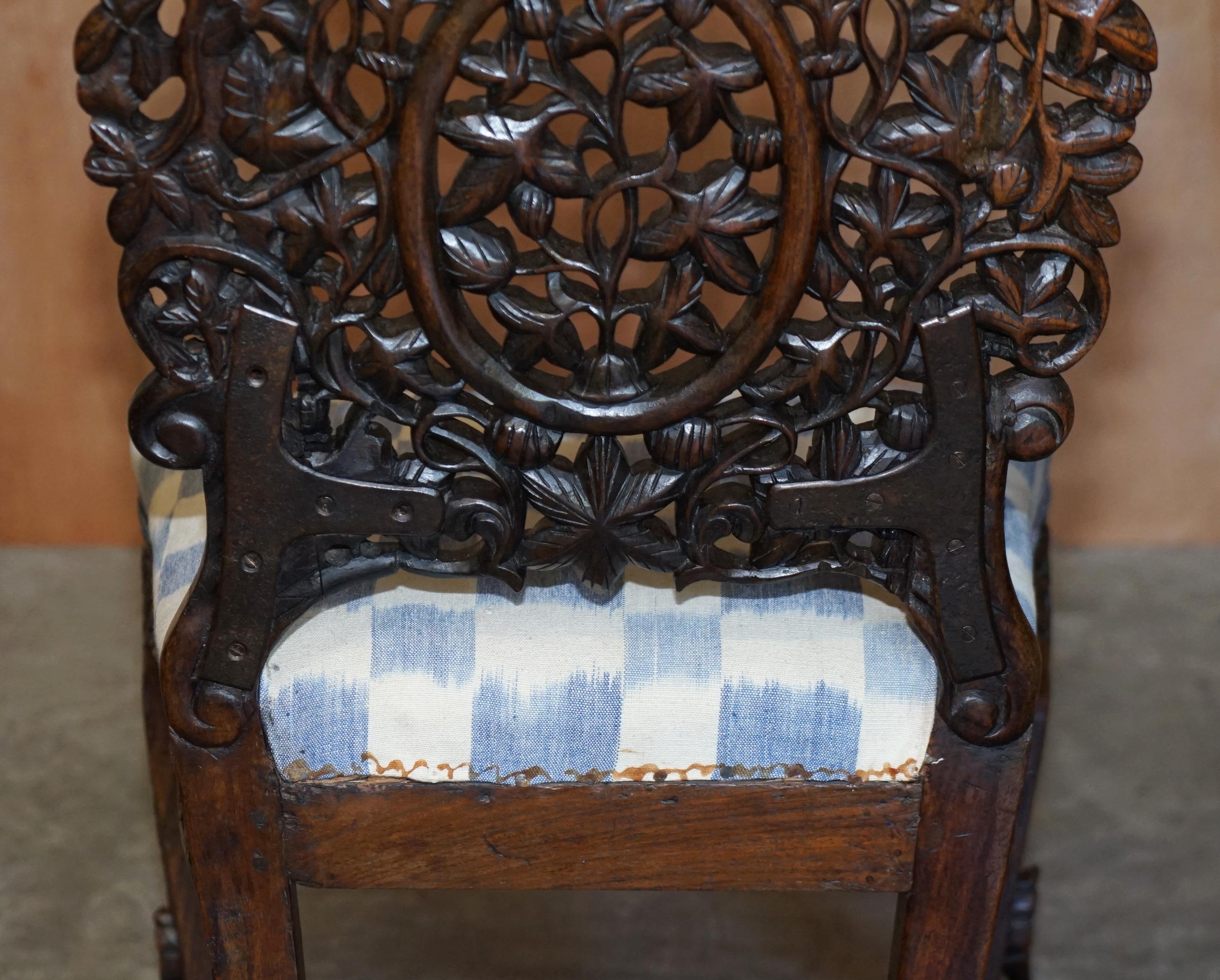Jolie chaise birmane anglo-indienne en bois de feuillus sculptée à la main avec détails floraux en vente 9