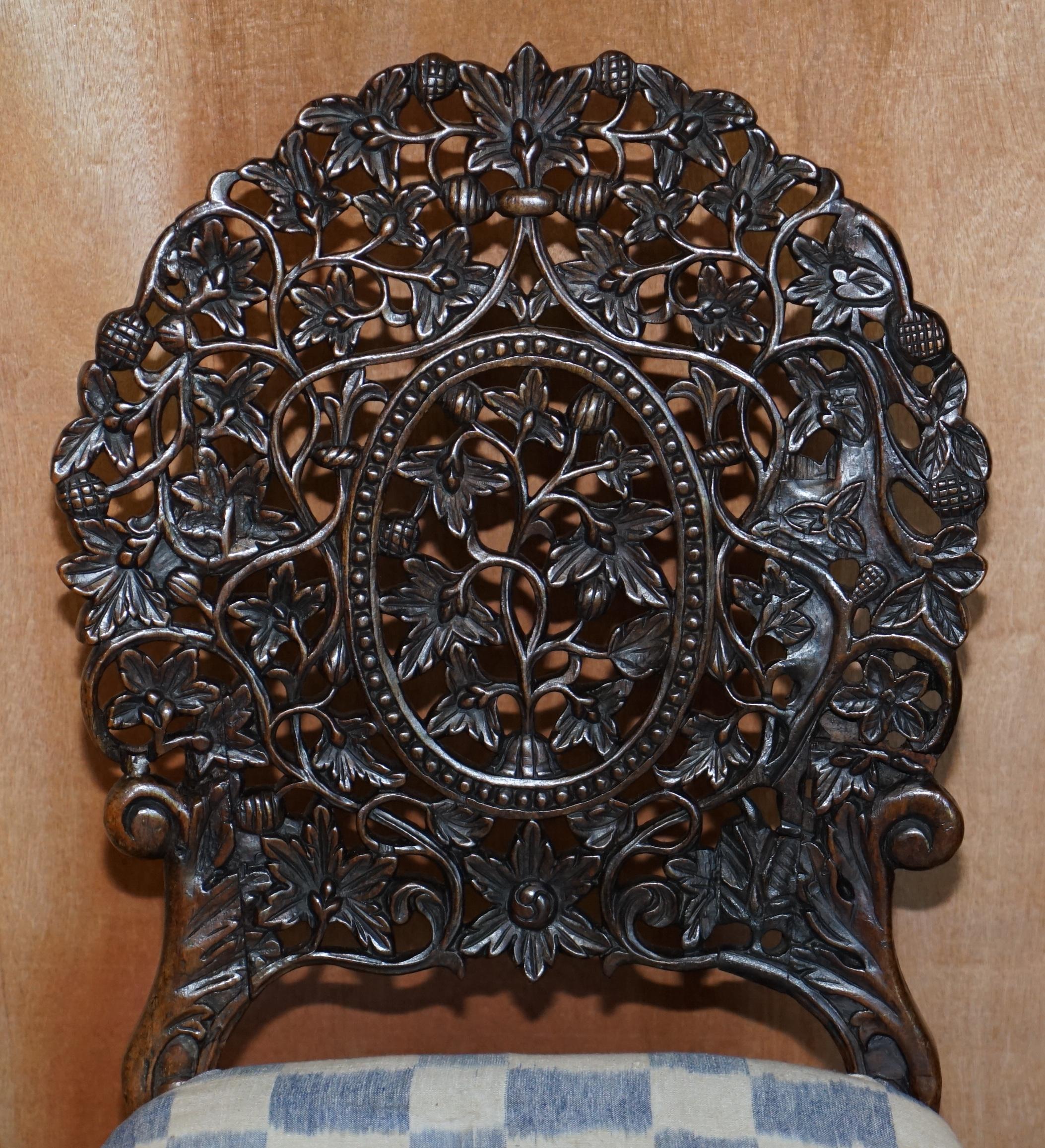 Anglo-indien Jolie chaise birmane anglo-indienne en bois de feuillus sculptée à la main avec détails floraux en vente