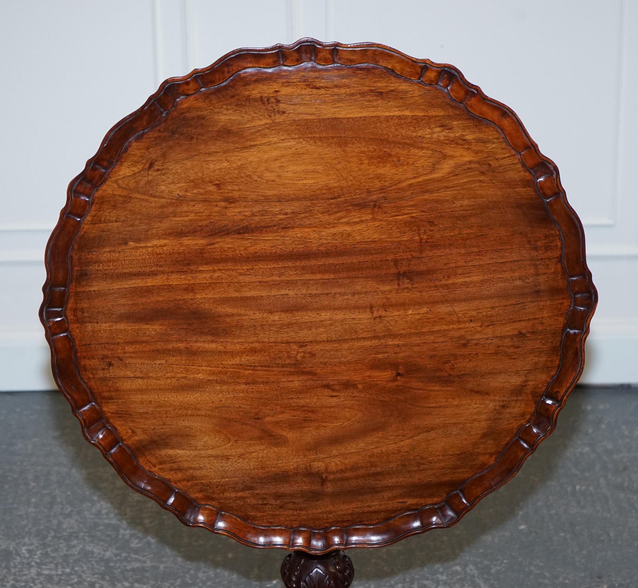 Lovely Hardwood Large Pie Crust Tilt Top Side Wine Plant Lamp Table In Good Condition For Sale In Pulborough, GB