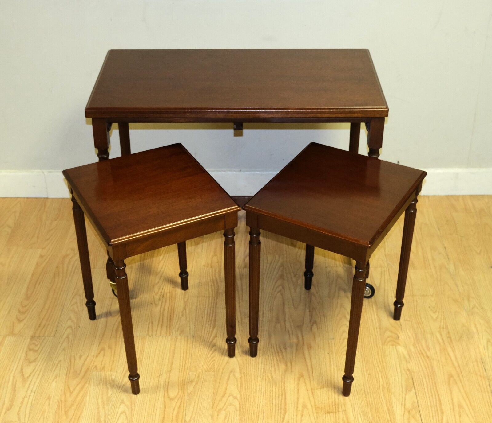Wir freuen uns, diese schöne Vintage Metamorphic Mahagoni Nest von Tischen auf Rollen zum Verkauf anbieten.

Dieses schöne Set bietet Ihnen einen mittelgroßen Tisch, der sich zu einem Raum mit doppelter Tischplatte öffnet. Dazu gibt es ein schönes