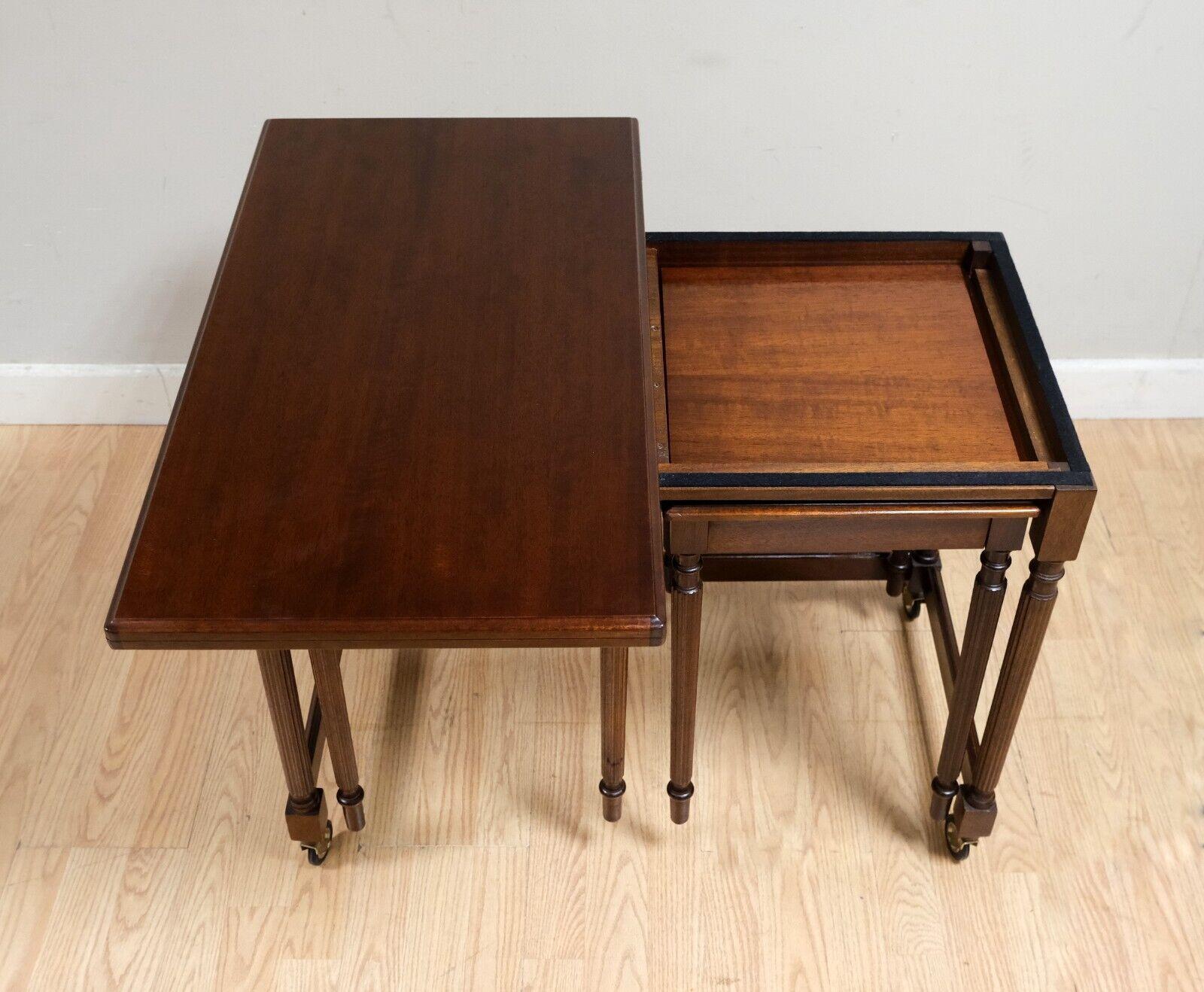 LOVELY HARDWOOD METAMORPHIC NEST OF TABLES FOLD OVER TOP REEDED & TURNED LEGs In Good Condition For Sale In West Sussex, Pulborough