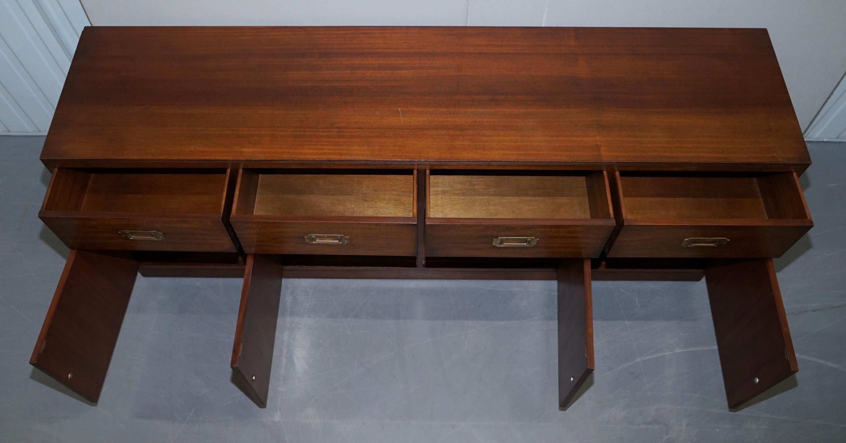 Ravissant buffet de campagne militaire Harrods en bois de feuillus flammé et cuir vert en vente 10