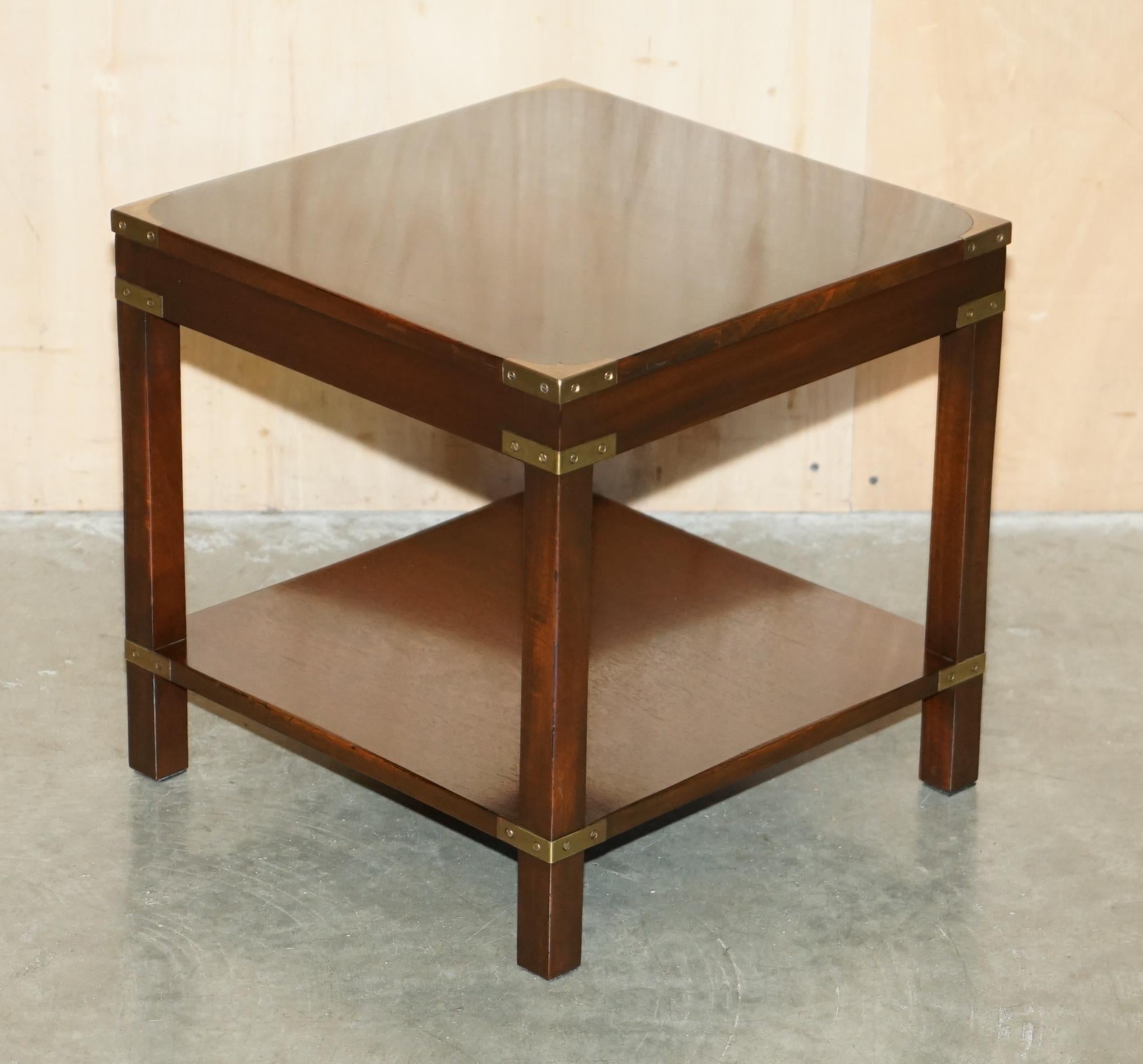 Royal House Antiques

The House Antiques a le plaisir de proposer à la vente cette très belle table d'appoint de campagne militaire fabriquée par Campaigner et vendue par Harrods à Londres.

Veuillez noter que les frais de livraison indiqués ne sont