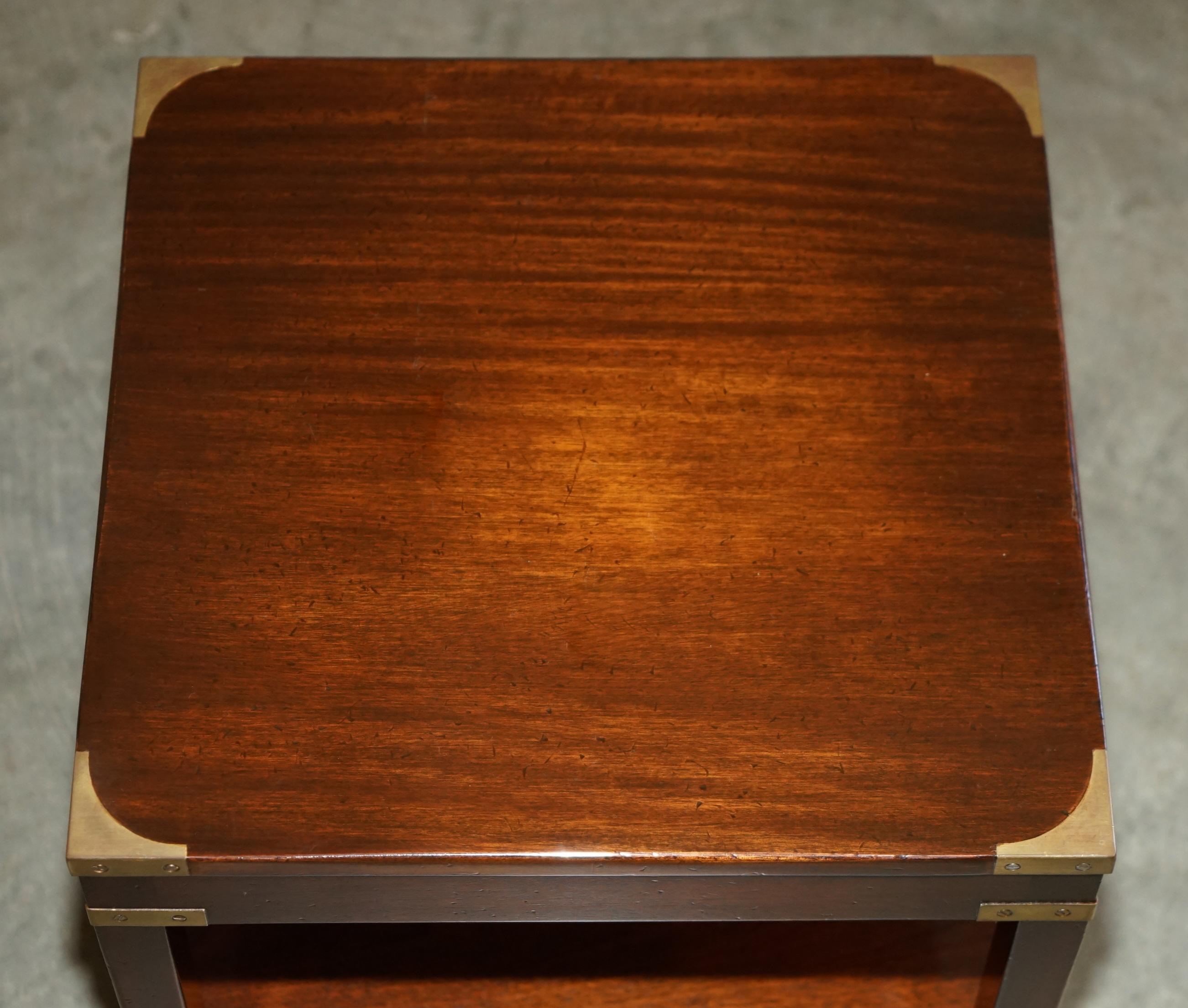 Anglais LOVELY HARRODS LONDON KENNEDY MILITARY CAMPAIGN TABLE D'ENTRÉE EN BOIS DUR SiDE en vente