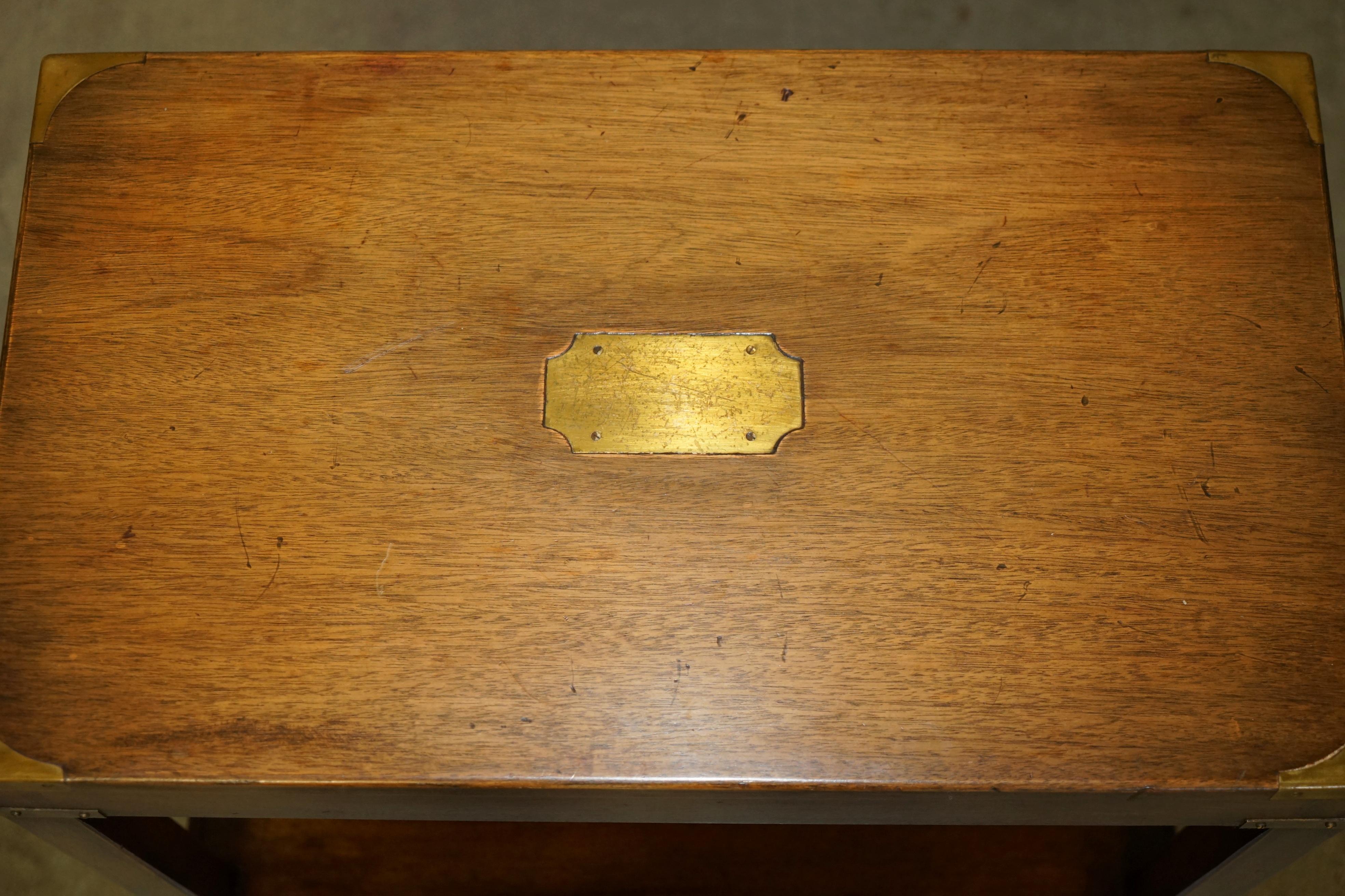 LOVELY HARRODS LONDRES KENNEDY CAMPAÑA MILITAR MESA ALTA SiDE END HARDWOOD siglo XX en venta
