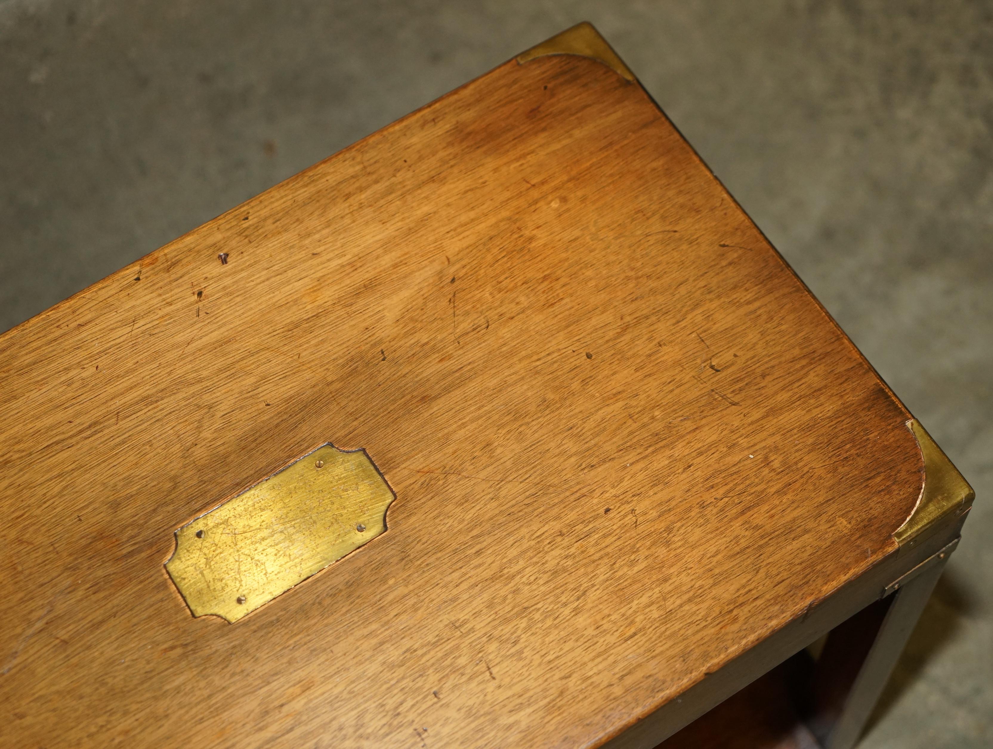 LOVELY HARRODS LONDRES KENNEDY CAMPAÑA MILITAR MESA ALTA SiDE END HARDWOOD Latón en venta