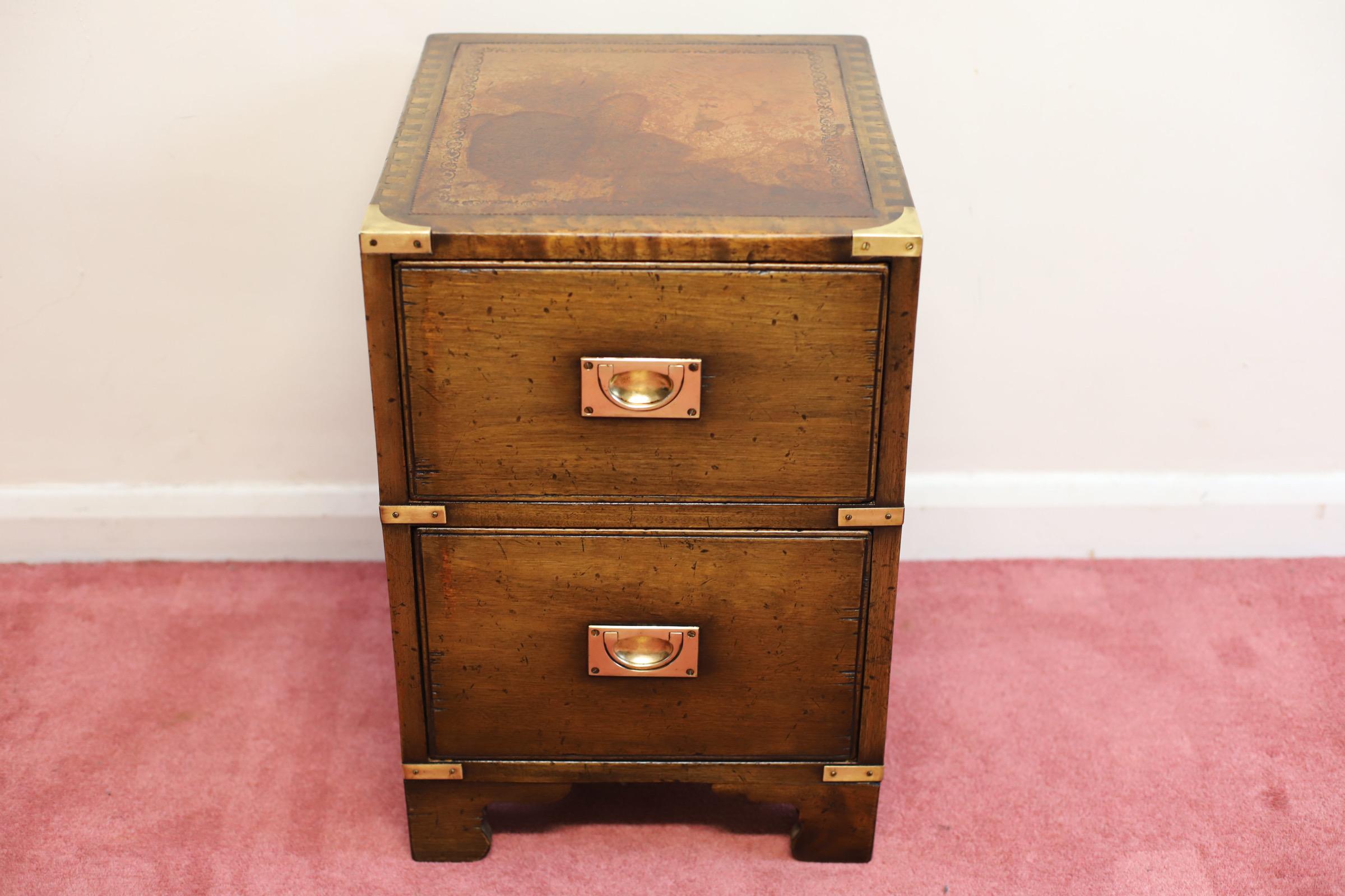 We are delight to offer for sale this antique full of charm campaign style bedside chest with bras corner and inlaid leather top .
Don't hesitate to contact me if you have any questions.
Please have a closer look at the pictures because they form