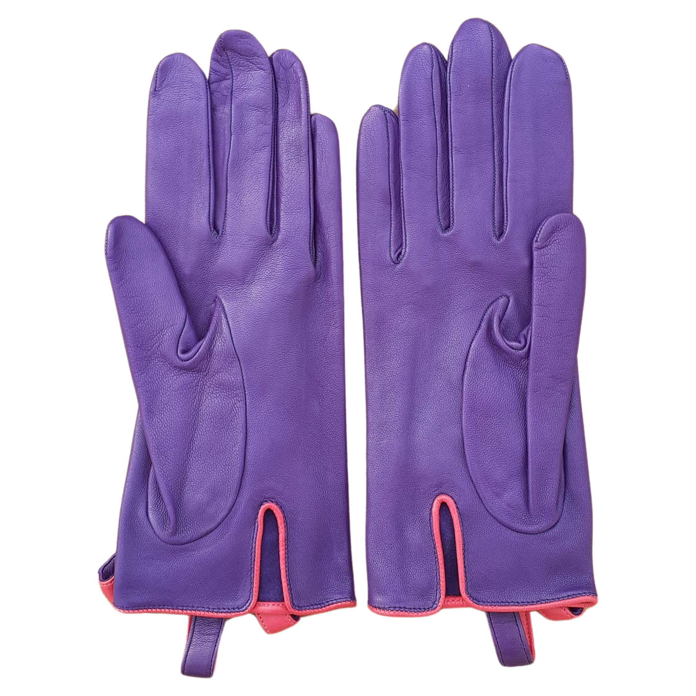 Gorgeous Authentic Hermès Gloves 

Made in France

Made of smooth leather

Colorways: Purple, Pink

Each glove decorated with a purple and pink cockade, the wrists enhanced with pink edging, and a small slit on the inside of the wrist

The leather