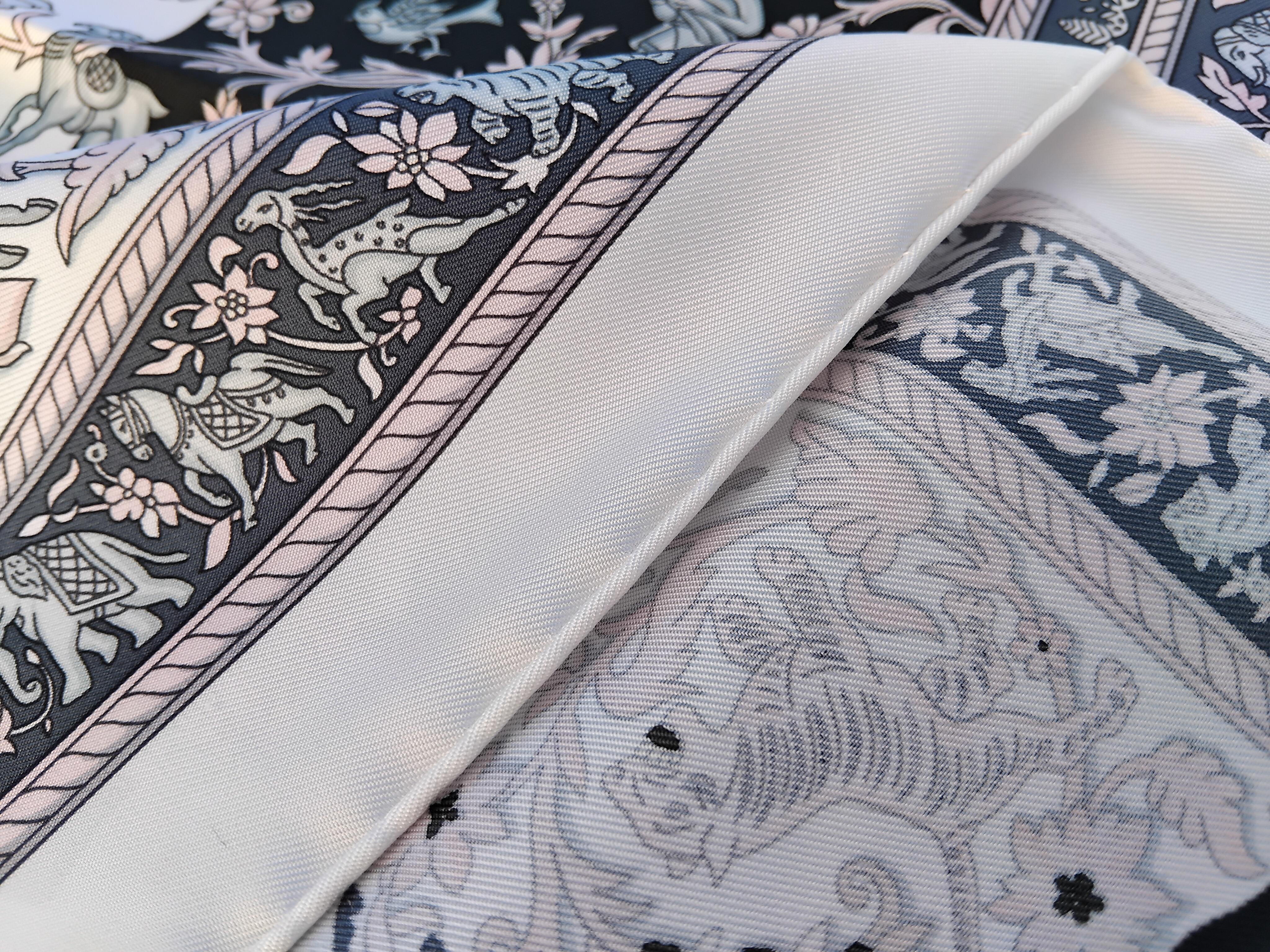 Lovely Hermès Silk Scarf Chasse en Inde Duchene White Pink Grey 90 cm For Sale 7