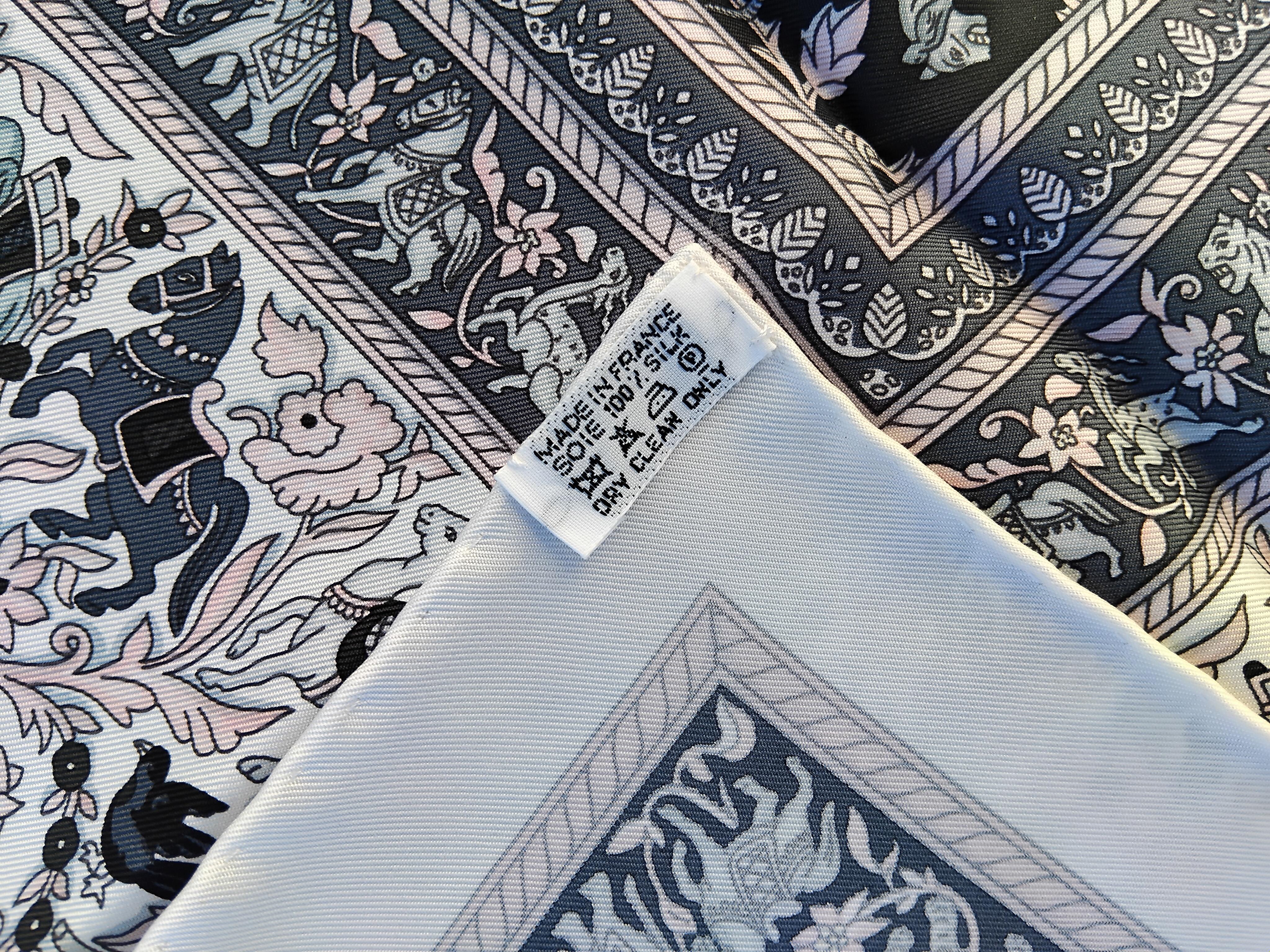Lovely Hermès Silk Scarf Chasse en Inde Duchene White Pink Grey 90 cm 7