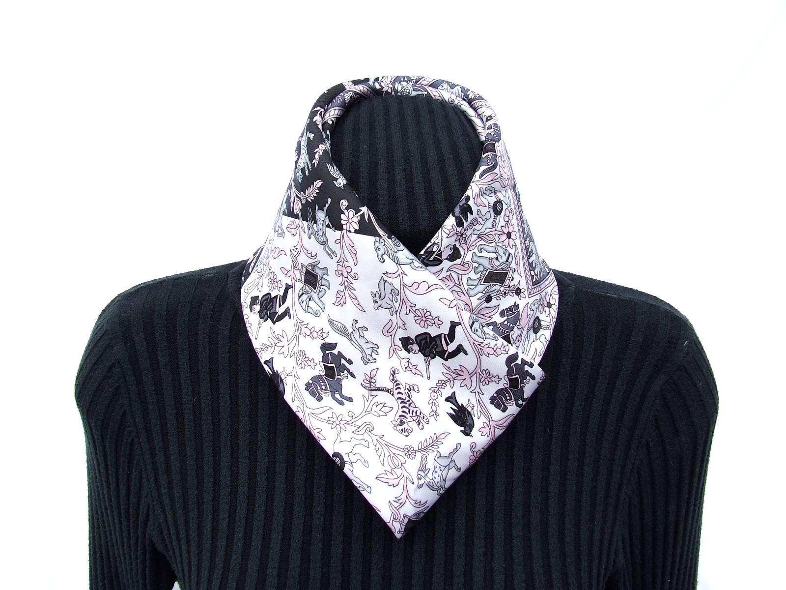 Lovely Hermès Silk Scarf Chasse en Inde Duchene White Pink Grey 90 cm 9