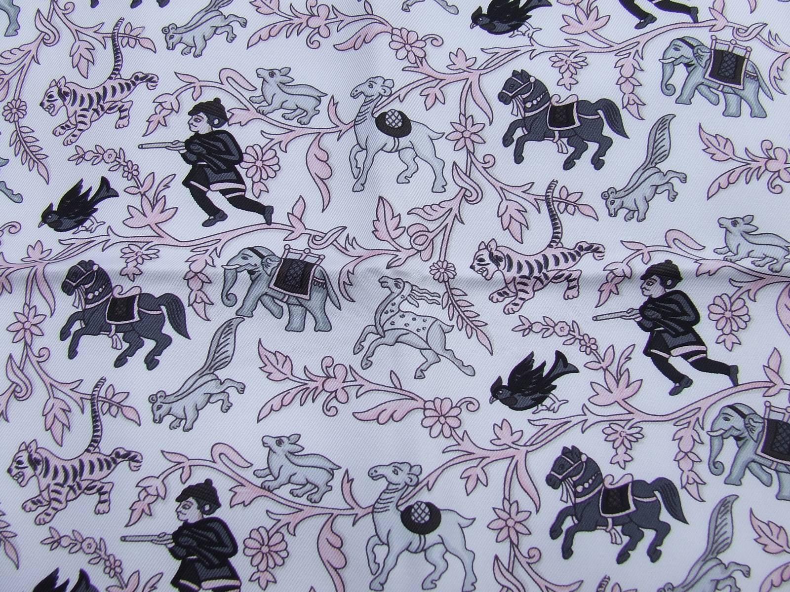 Gray Lovely Hermès Silk Scarf Chasse en Inde Duchene White Pink Grey 90 cm