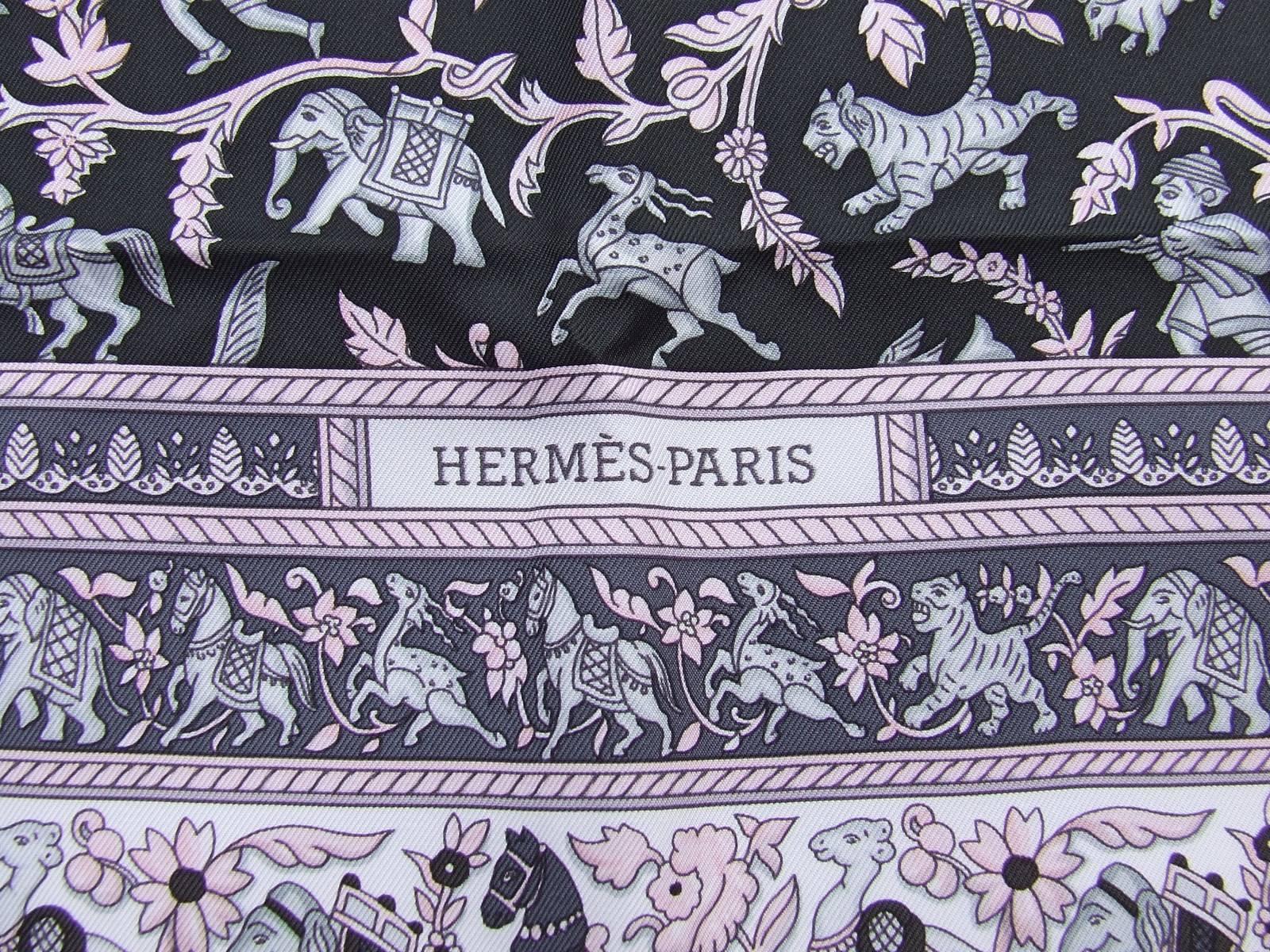 Lovely Hermès Silk Scarf Chasse en Inde Duchene White Pink Grey 90 cm For Sale 1