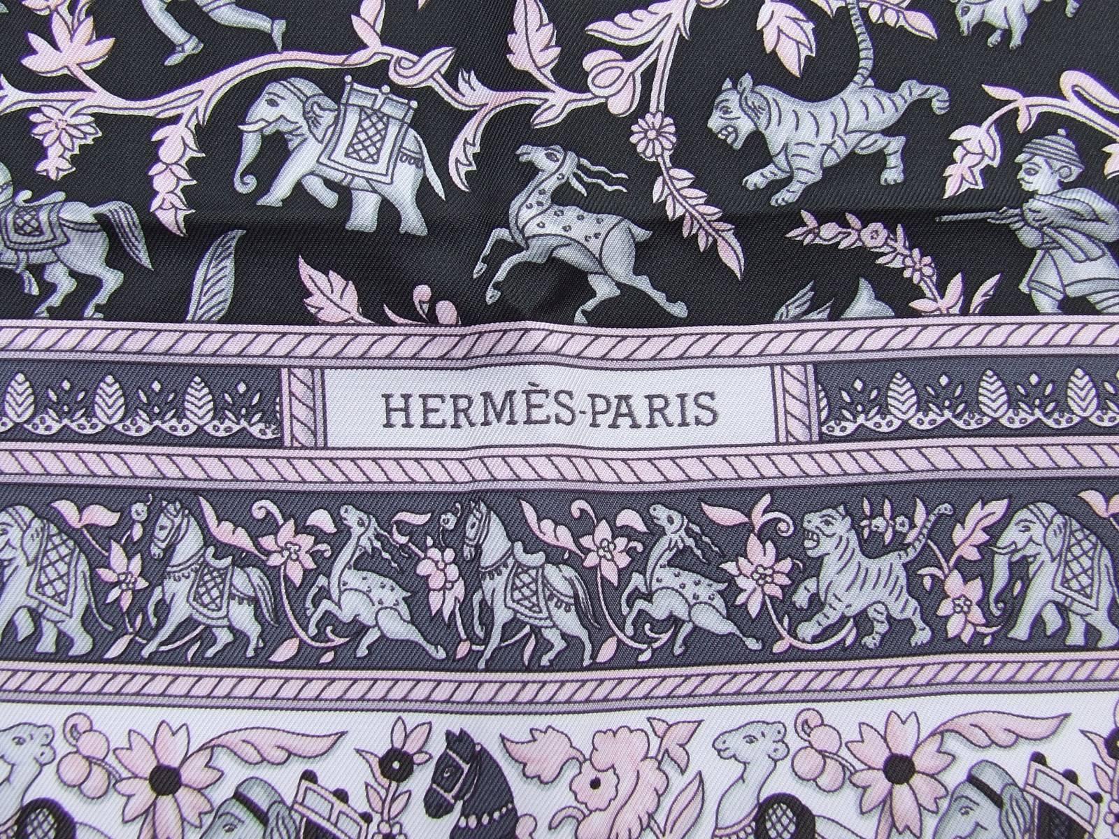 Women's Lovely Hermès Silk Scarf Chasse en Inde Duchene White Pink Grey 90 cm