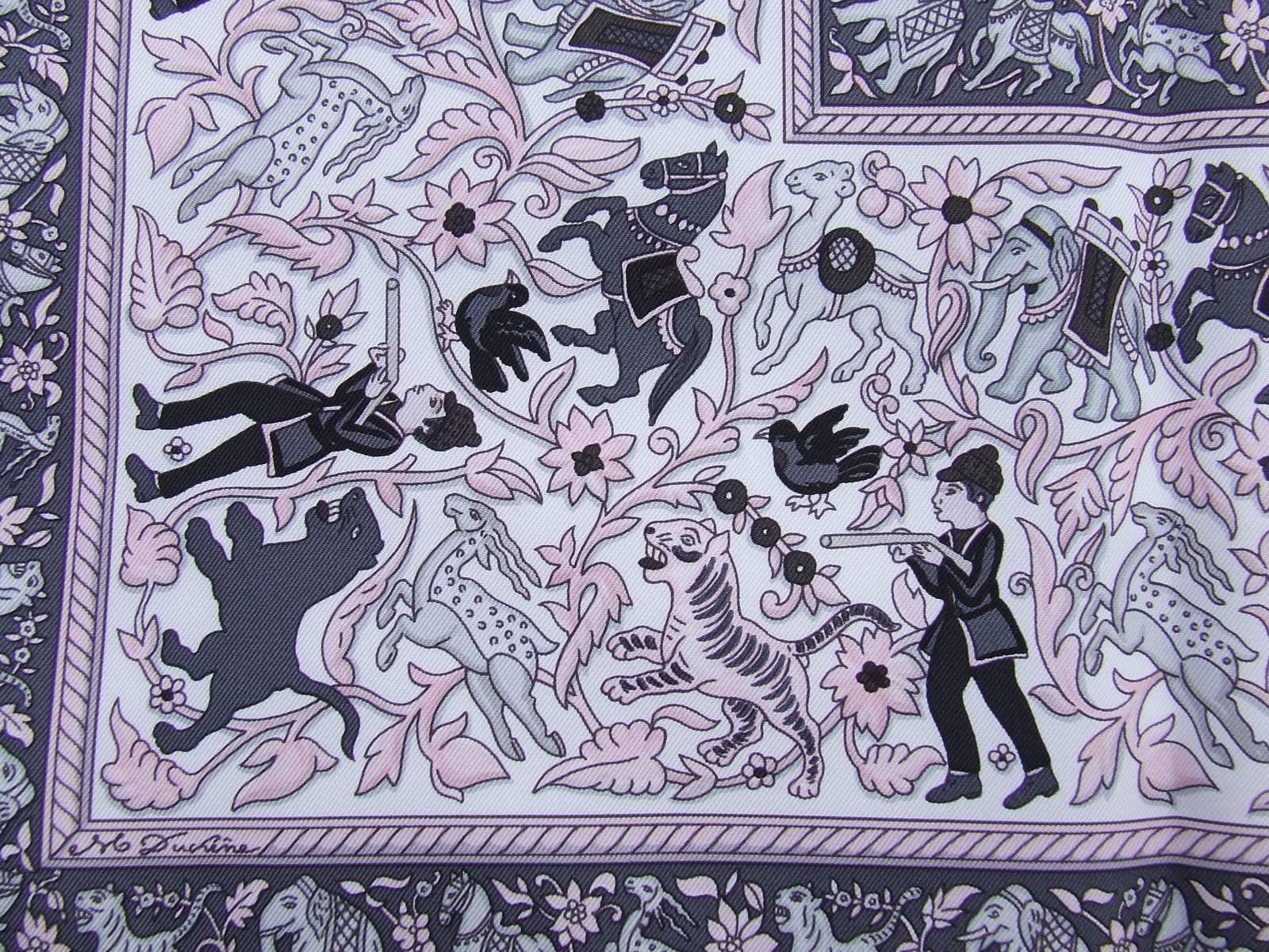 Lovely Hermès Silk Scarf Chasse en Inde Duchene White Pink Grey 90 cm For Sale 2