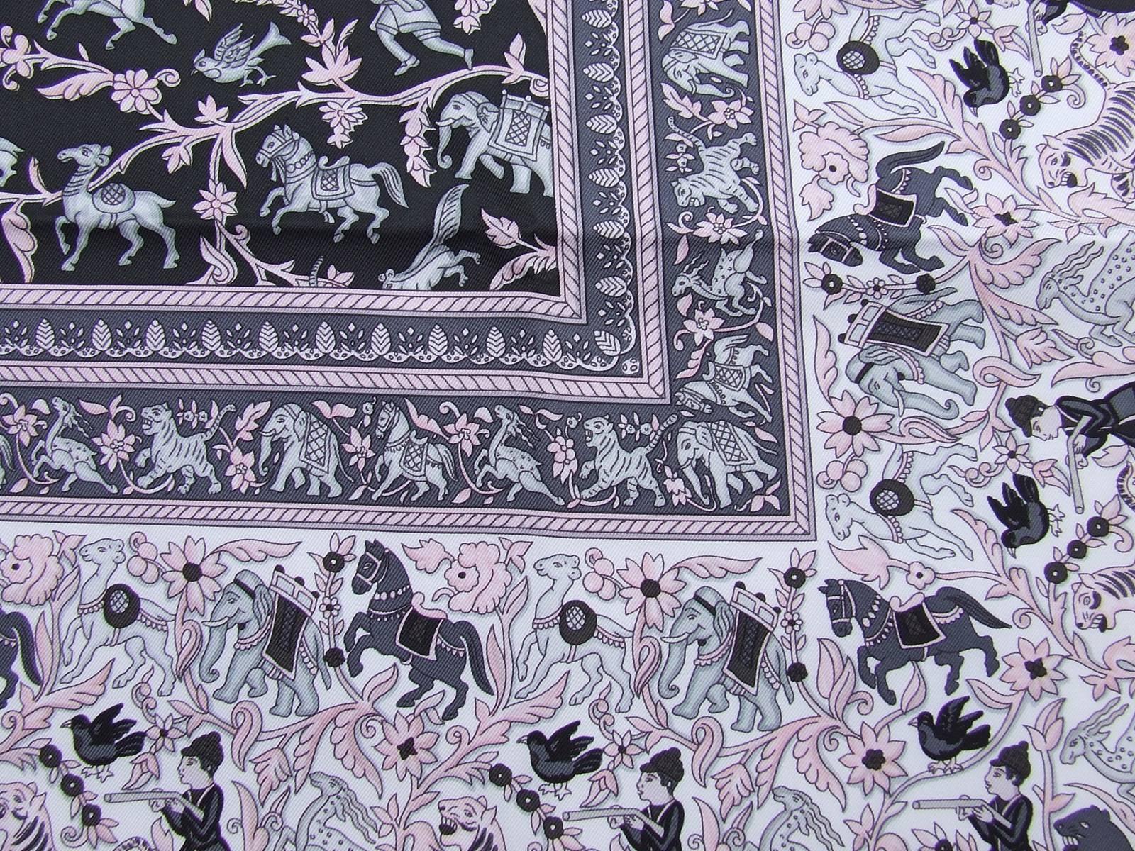 Lovely Hermès Silk Scarf Chasse en Inde Duchene White Pink Grey 90 cm For Sale 3