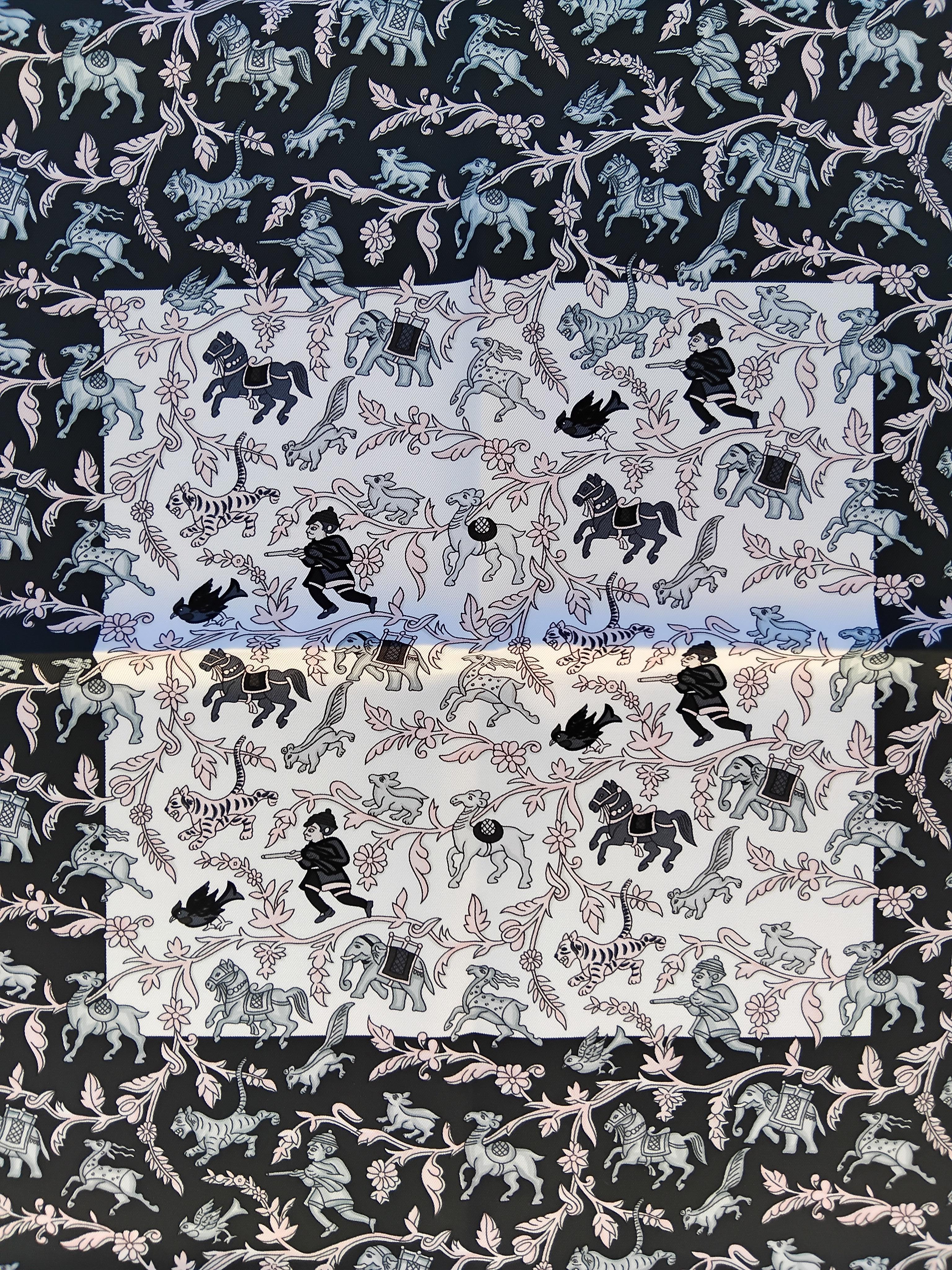 Lovely Hermès Silk Scarf Chasse en Inde Duchene White Pink Grey 90 cm 5