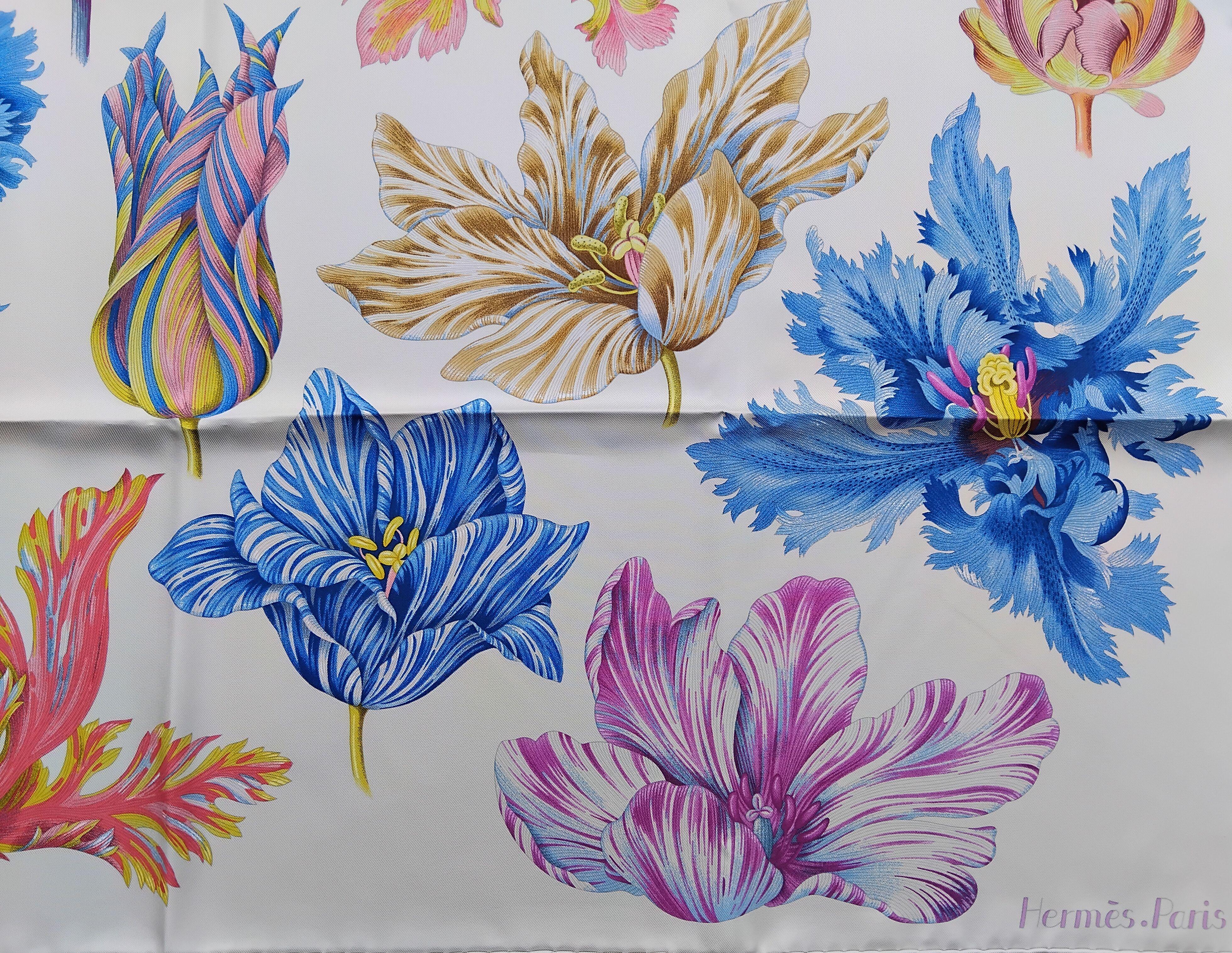 Schöner Hermès Seidenschal Tulipomanie Tulpen Blumen Print Argent 90 cm Damen im Angebot