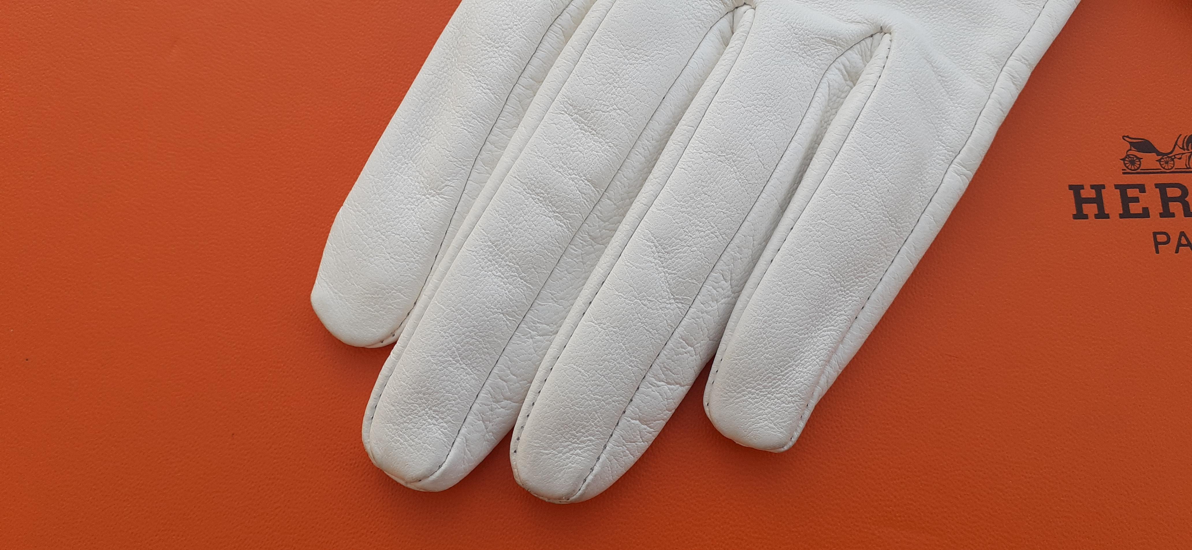 Gray Lovely Hermès White Leather and Silk Gloves Ghillies Size 6.5 For Sale