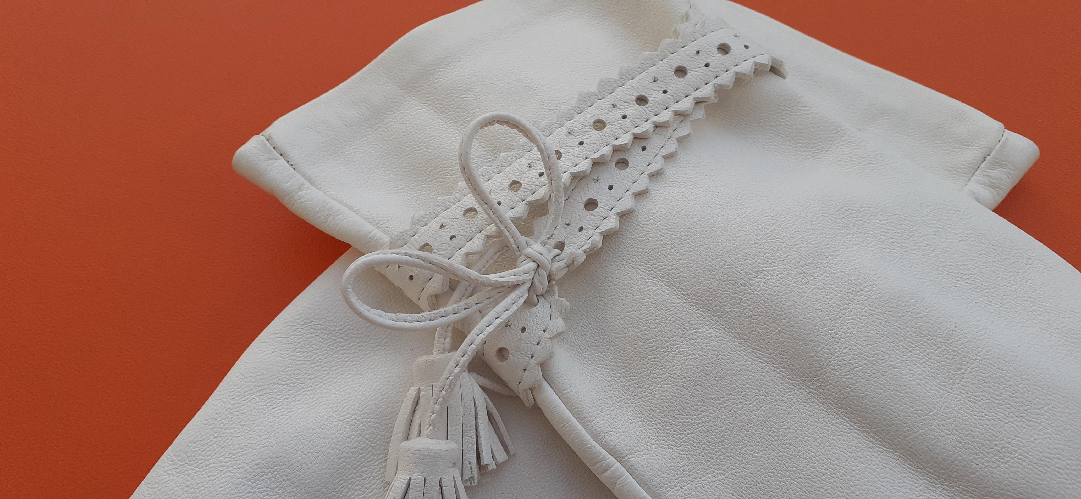 Lovely Hermès White Leather and Silk Gloves Ghillies Size 6.5 For Sale 1