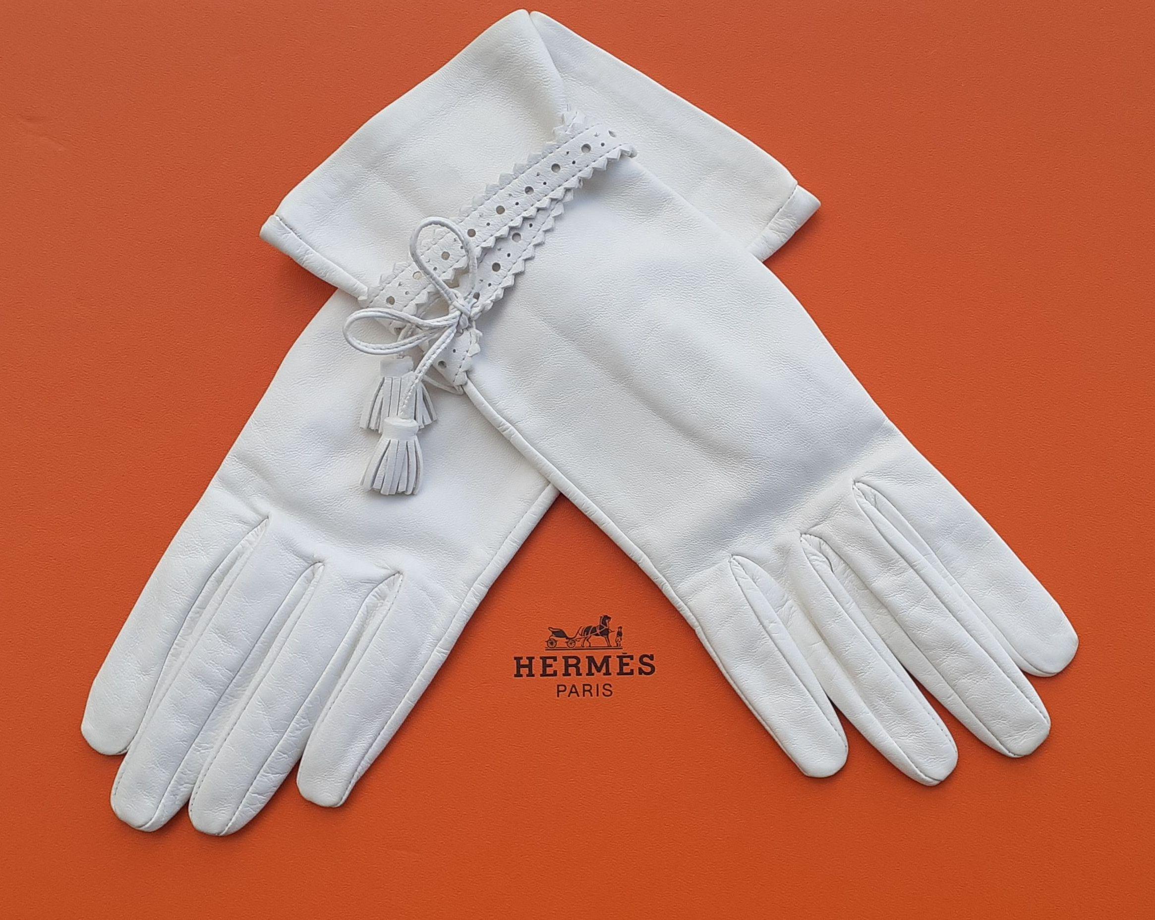Lovely Hermès White Leather and Silk Gloves Ghillies Size 6.5 For Sale 2