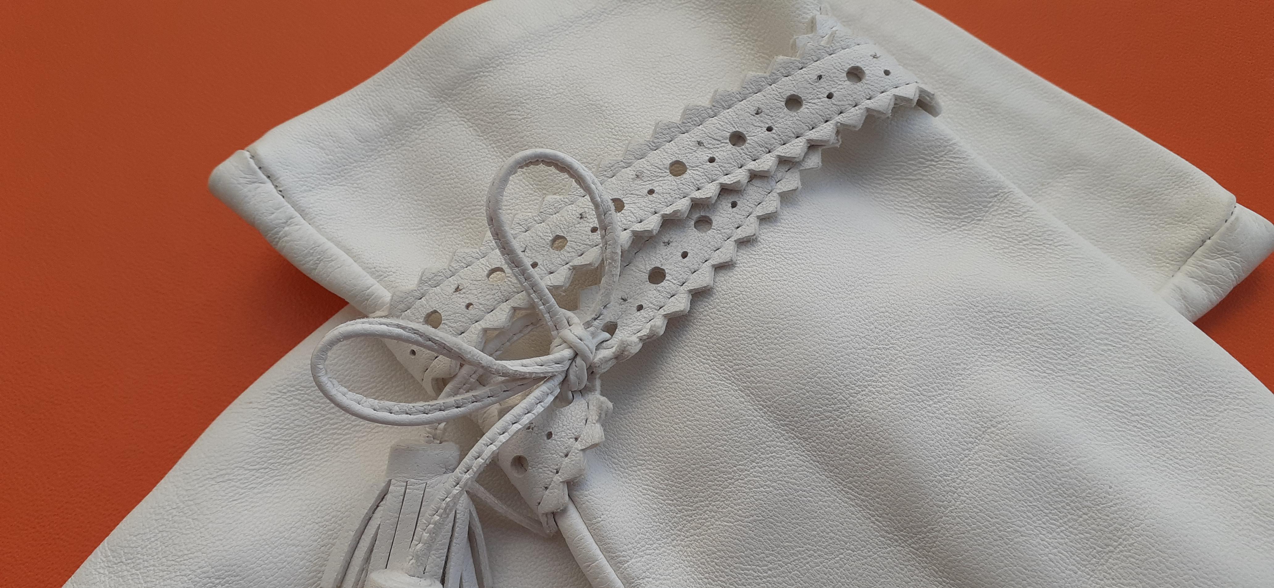 Lovely Hermès White Leather and Silk Gloves Ghillies Size 6.5 For Sale 3