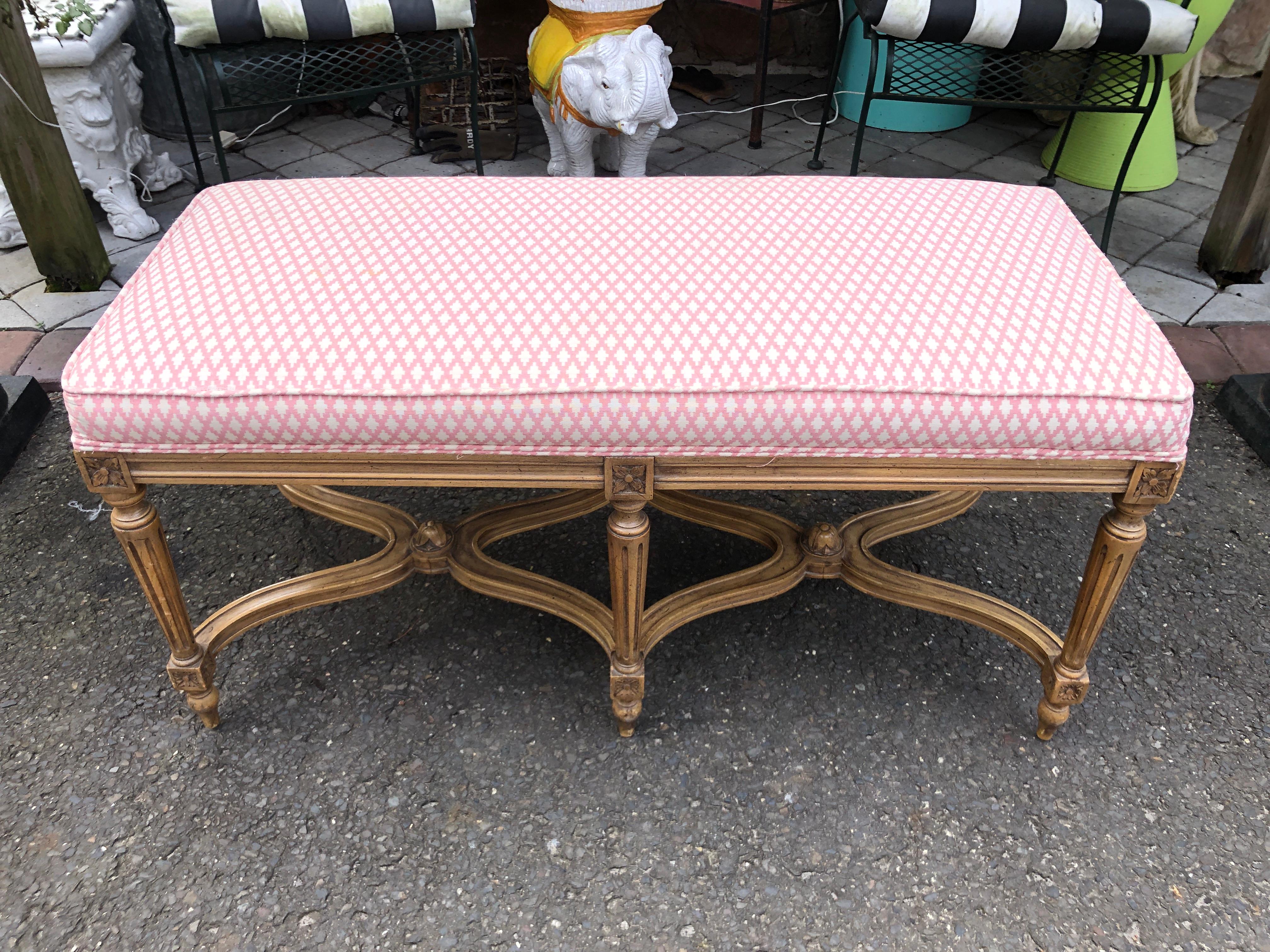 Ravissant banc en bois sculpté de style Hollywood Regency Dorothy Draper en vente 7