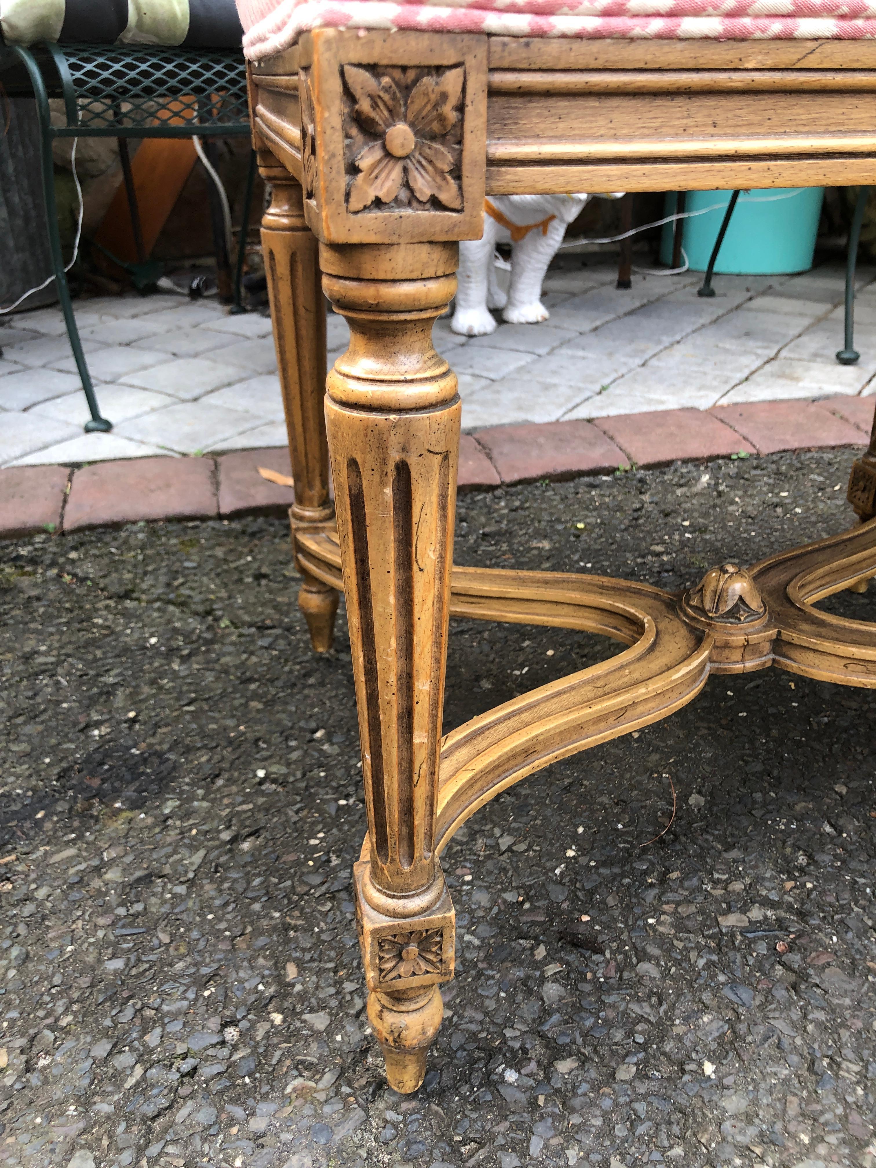 Lovely Hollywood Regency Dorothy Draper style Carved Wood Bench  In Good Condition For Sale In Pemberton, NJ