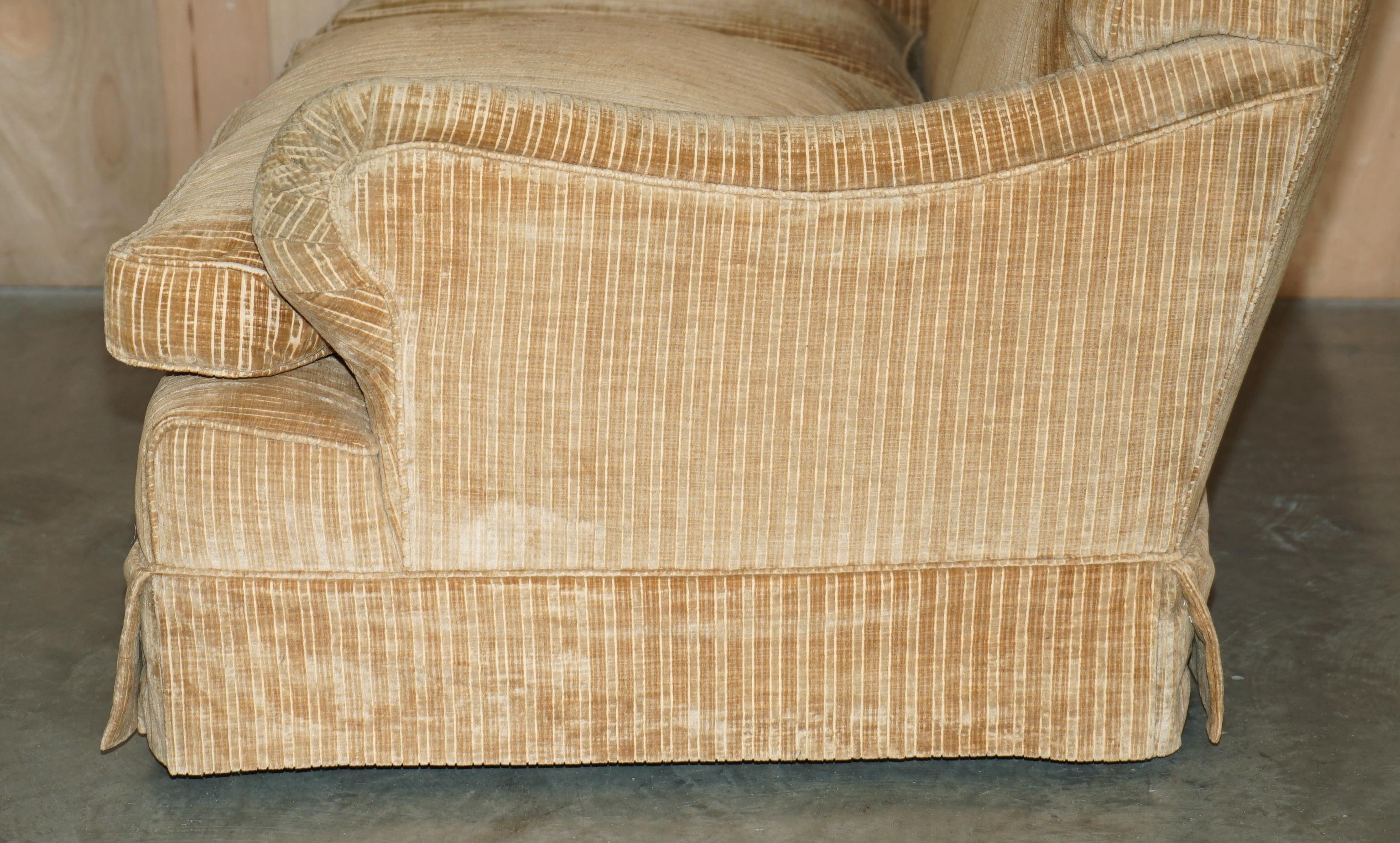 LOVELY HOWARD & SONS / CHAIRS LTD TWO SEAT SOFA FEATHER FILLED SEAT CUSHIONs (coussins de siège en cuir) en vente 9