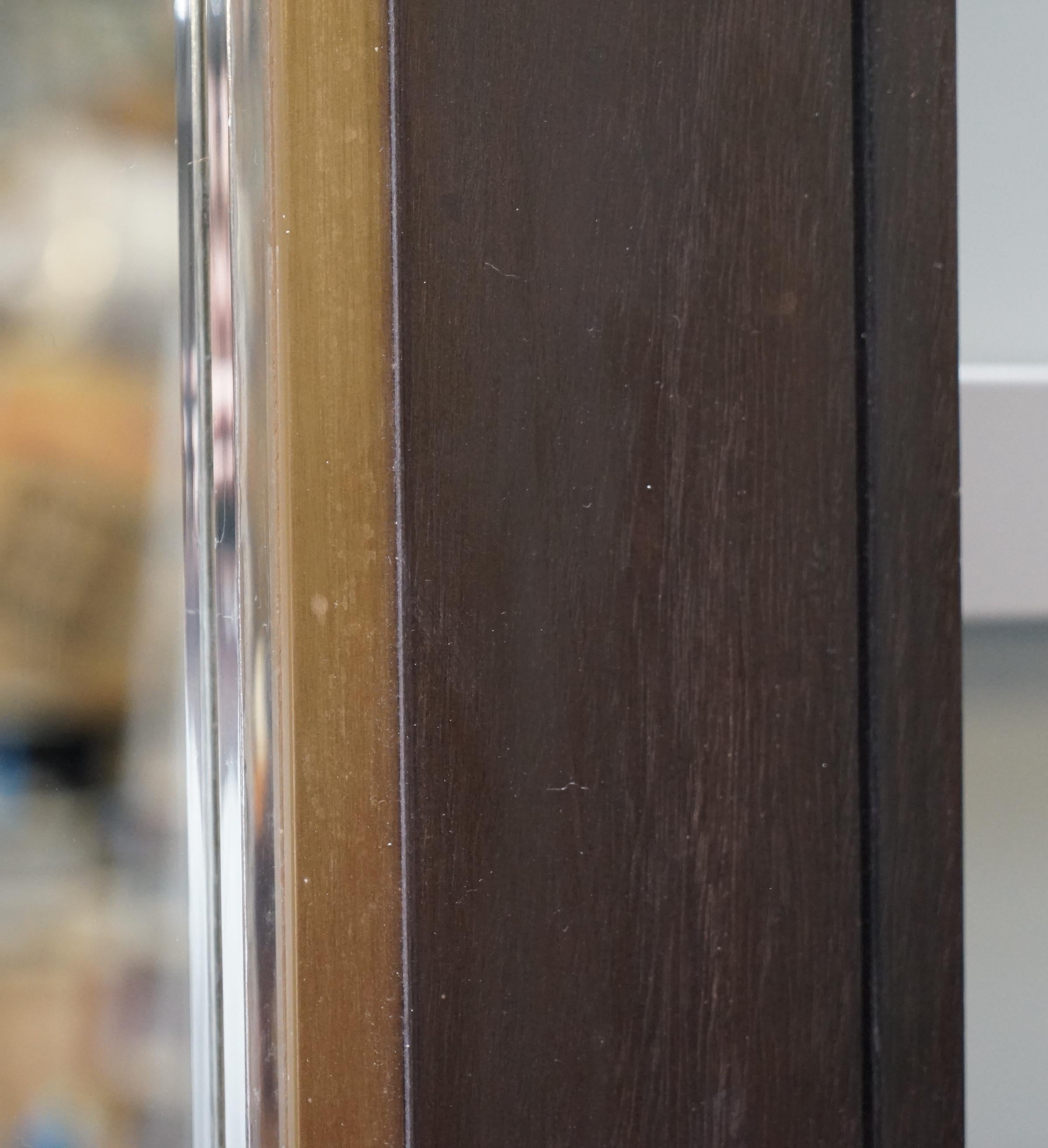 Fatto a mano Bellissimo specchio di legno massiccio a tutta lunghezza con dettagli cromati placcati in oro in vendita