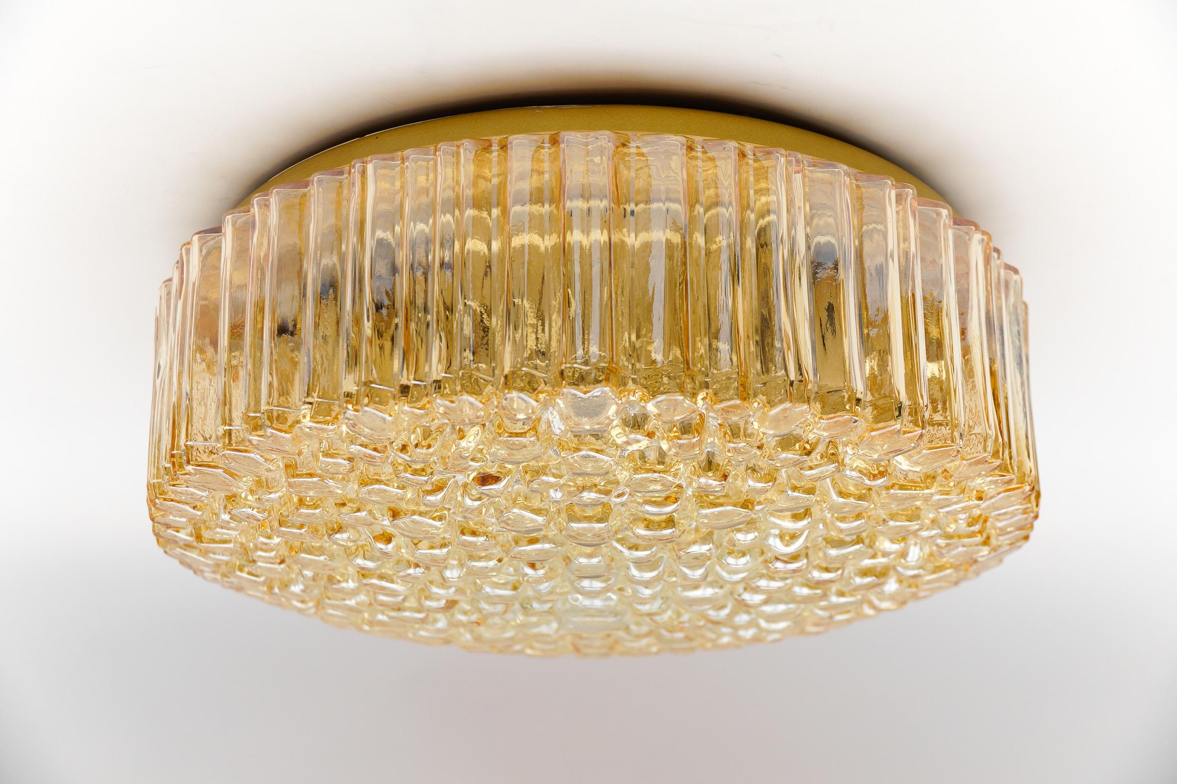 Wunderschöne große bernsteinfarbene Bubble Glass Flush Mount Lampe von Helena Tynell für Limburg, Deutschland, 1960er Jahre

Jede Leuchte benötigt 3x E27 Standard-Glühbirnen mit max. 60W.

Glühbirnen sind nicht enthalten. 

Es ist möglich, dieses