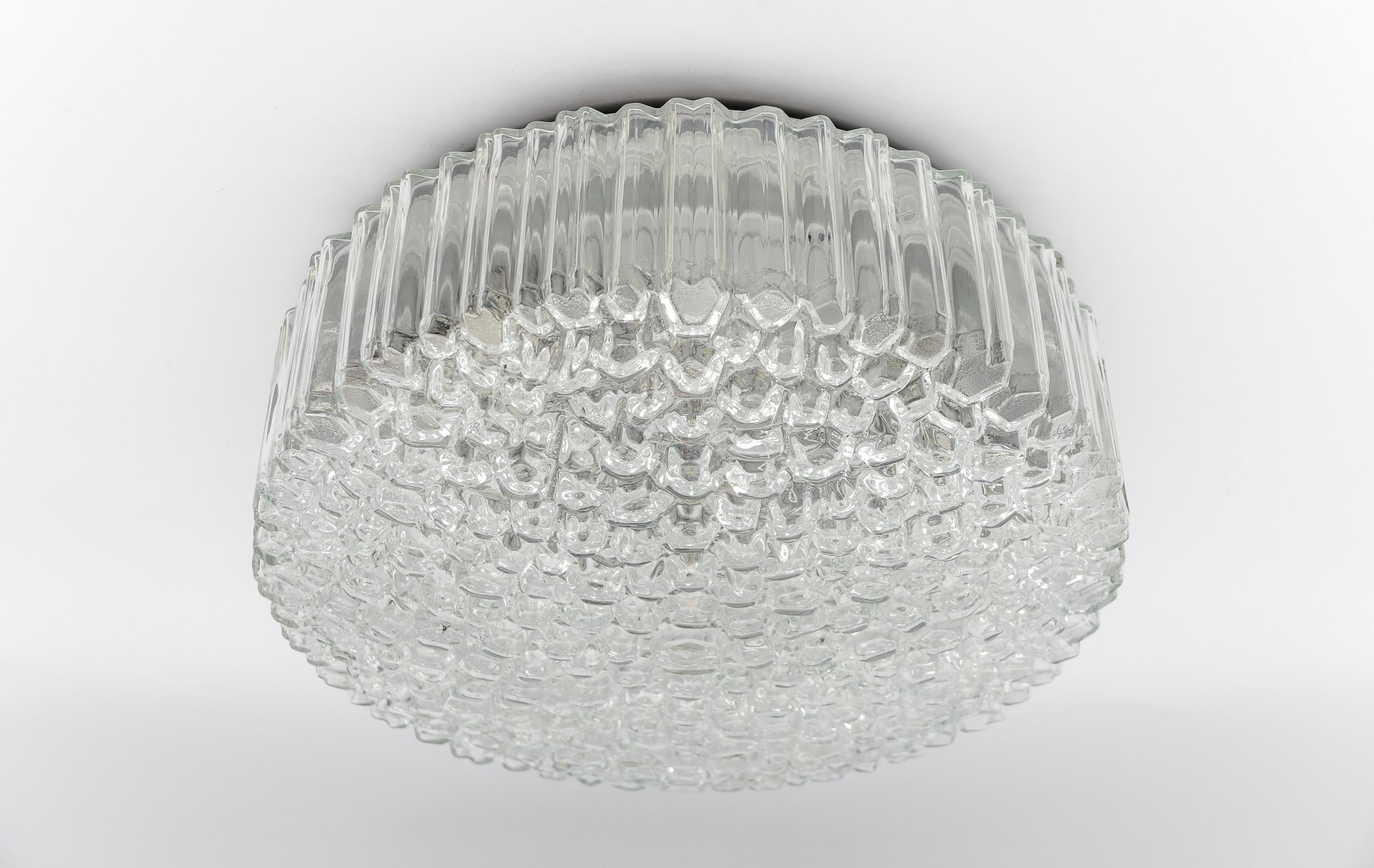 Deliziosa lampada da incasso in vetro a bolle di Helena Tynell per Limburg, Germania, anni '60

Ogni apparecchio necessita di 3 lampadine standard E27 da 60W.

Le lampadine non sono incluse. 

È possibile installare questo apparecchio in tutti i