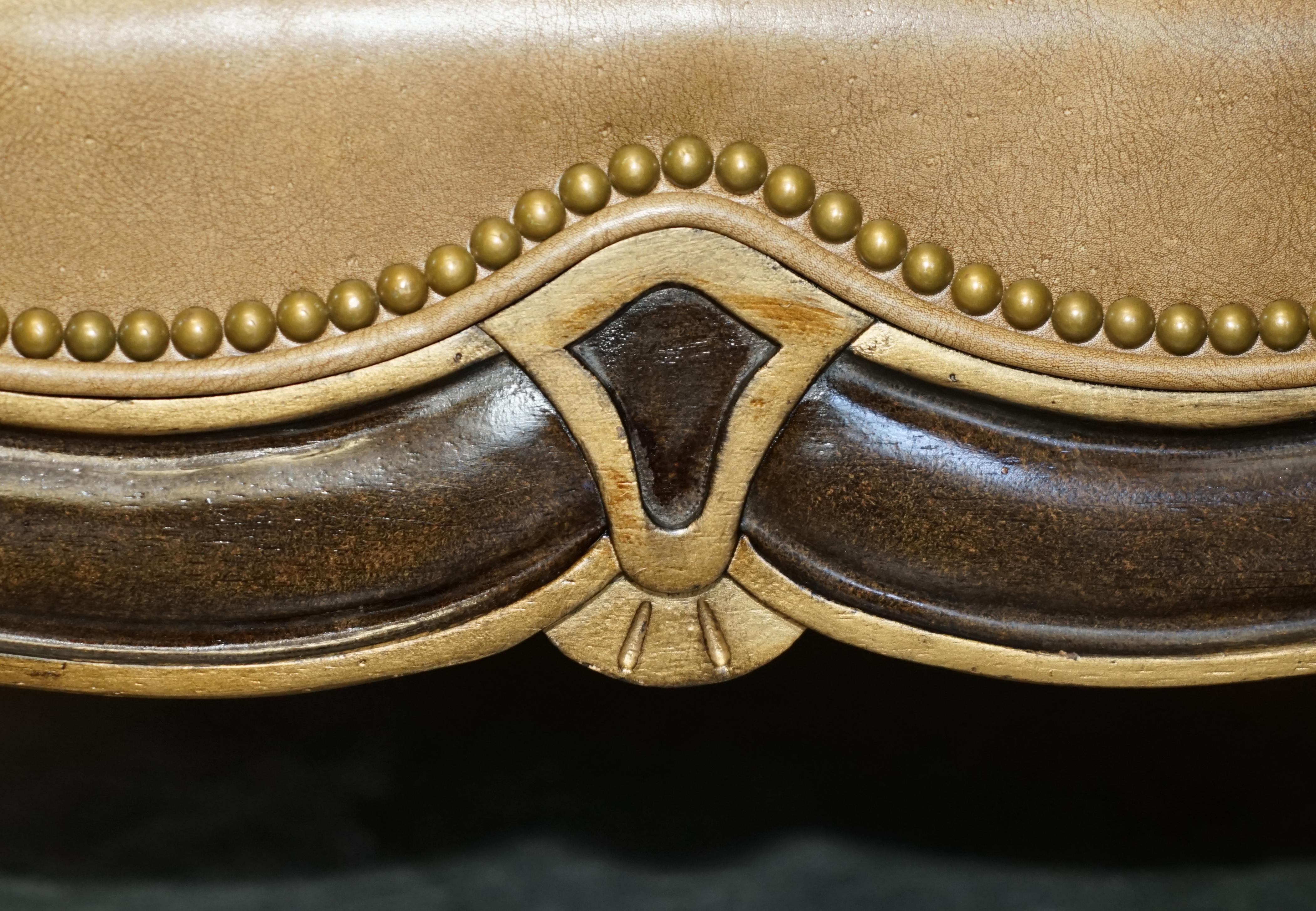 Très grand fauteuil et pouf trône en bois doré en cuir marron d'époque italienne en vente 6