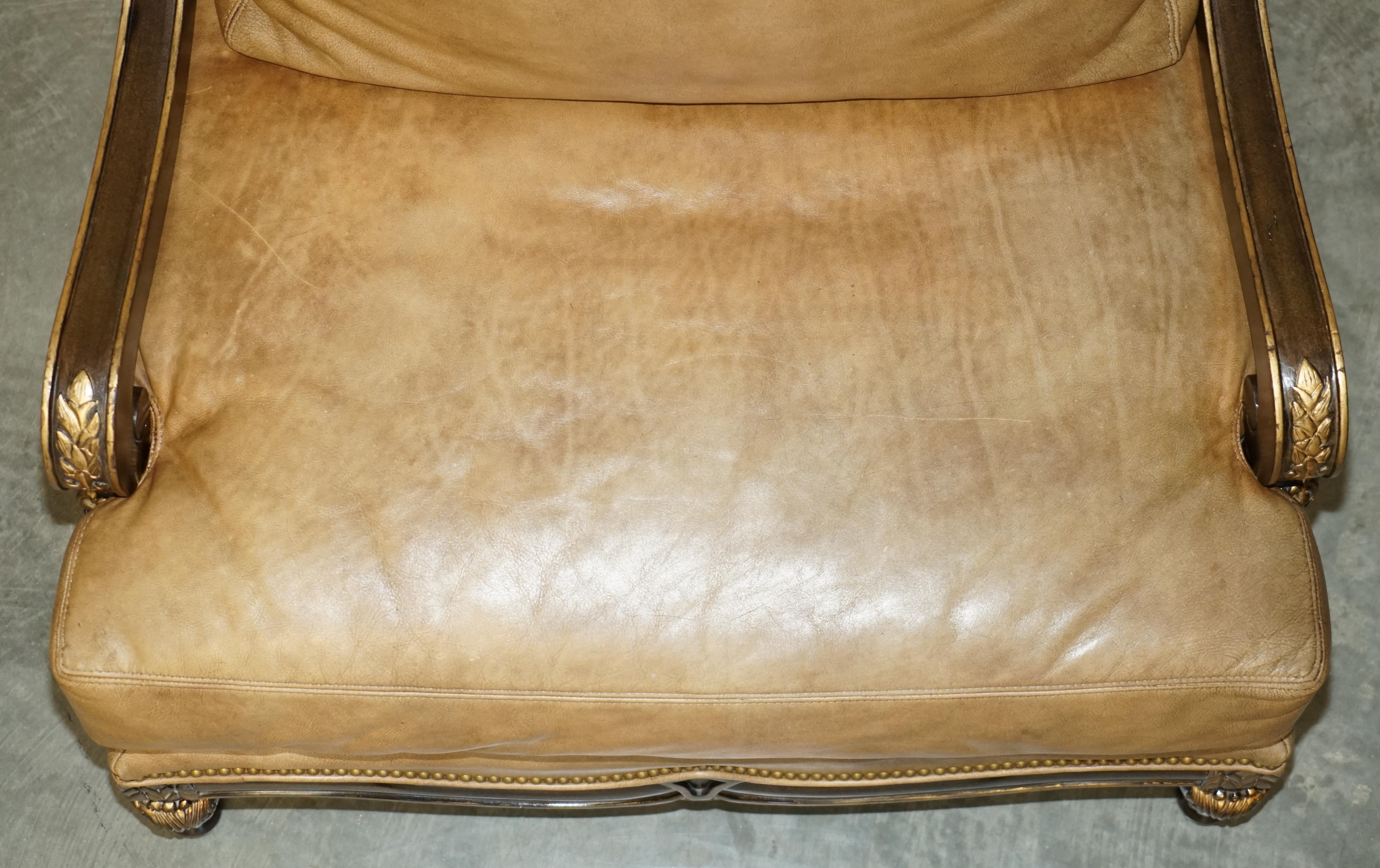 Très grand fauteuil et pouf trône en bois doré en cuir marron d'époque italienne en vente 8
