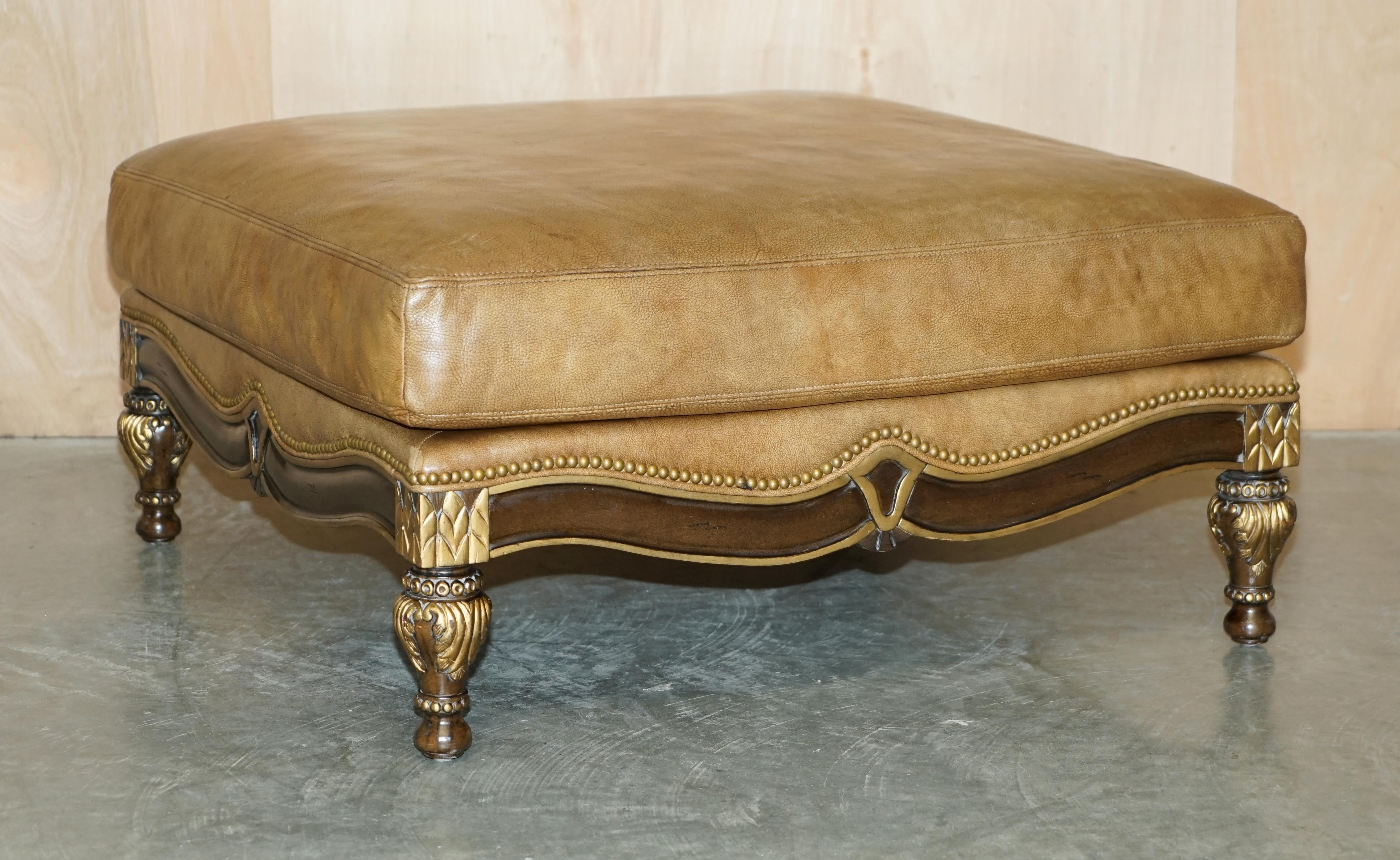 Très grand fauteuil et pouf trône en bois doré en cuir marron d'époque italienne en vente 11