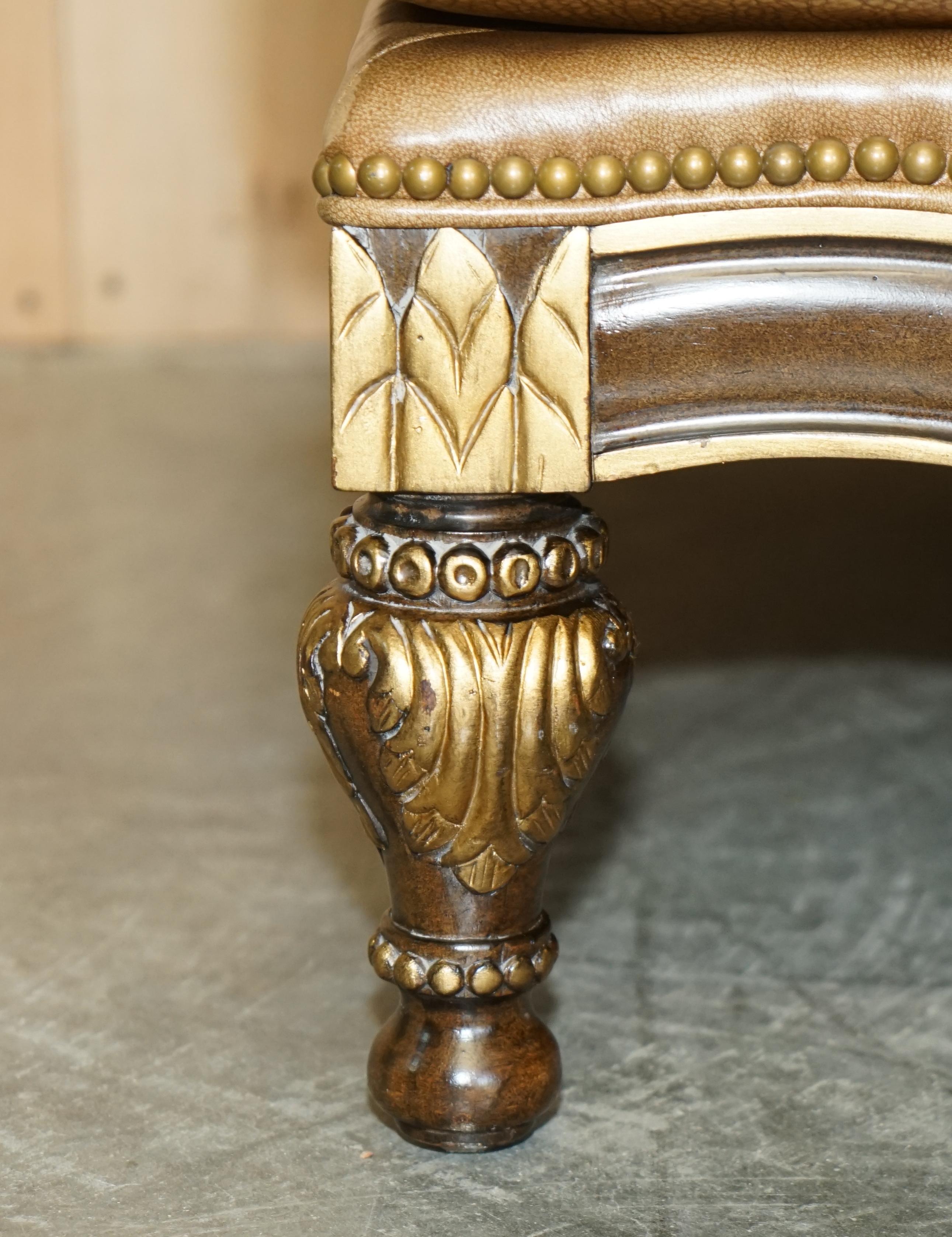 Très grand fauteuil et pouf trône en bois doré en cuir marron d'époque italienne en vente 13