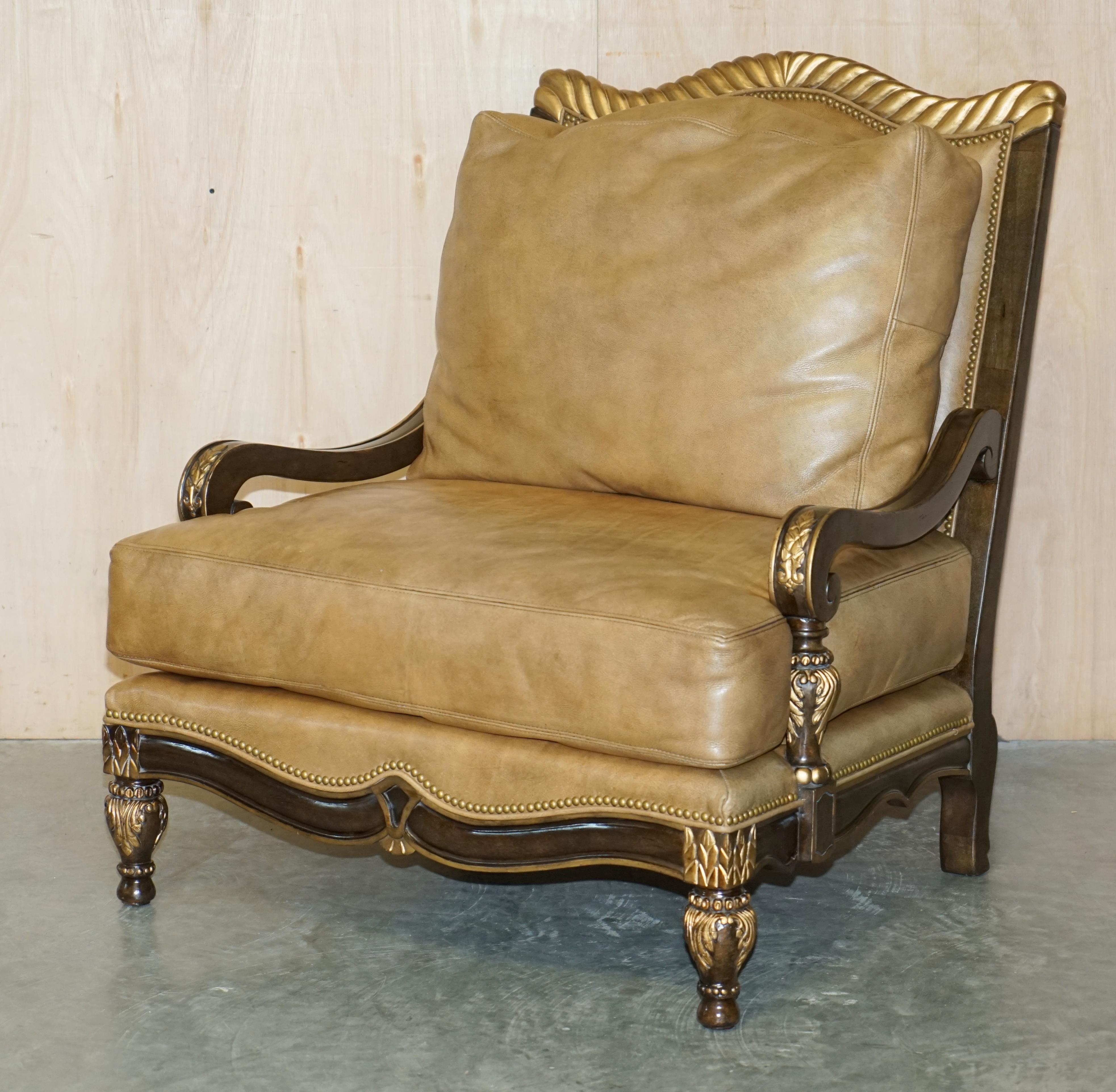 Nous avons le plaisir de proposer à la vente ce très grand fauteuil de style trône en bois doré italien, fait à la main, et son pouf assorti surdimensionné. 

Un fauteuil et un pouf très beaux, bien faits et super confortables. Ils sont grands et