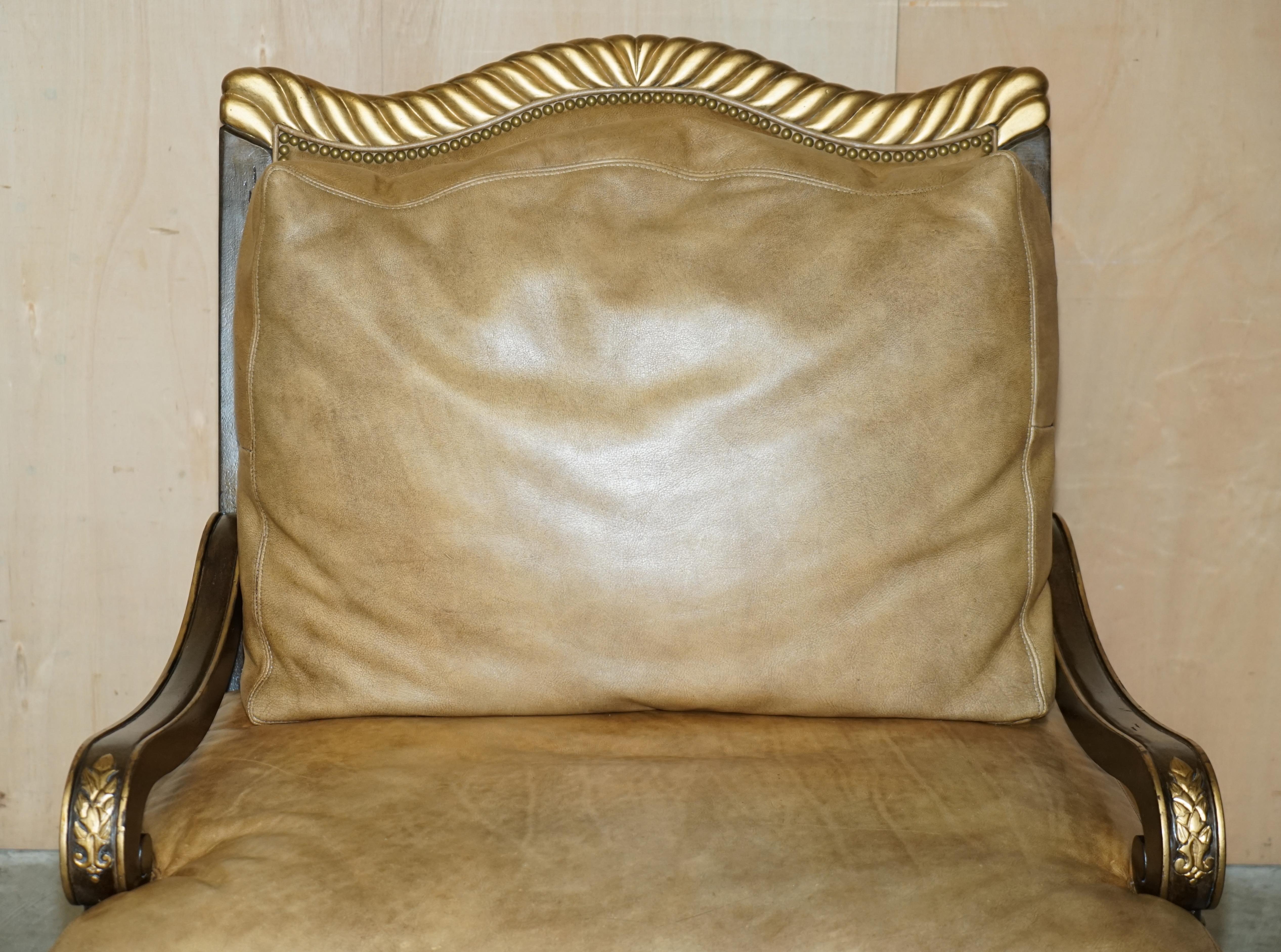 Fait main Très grand fauteuil et pouf trône en bois doré en cuir marron d'époque italienne en vente