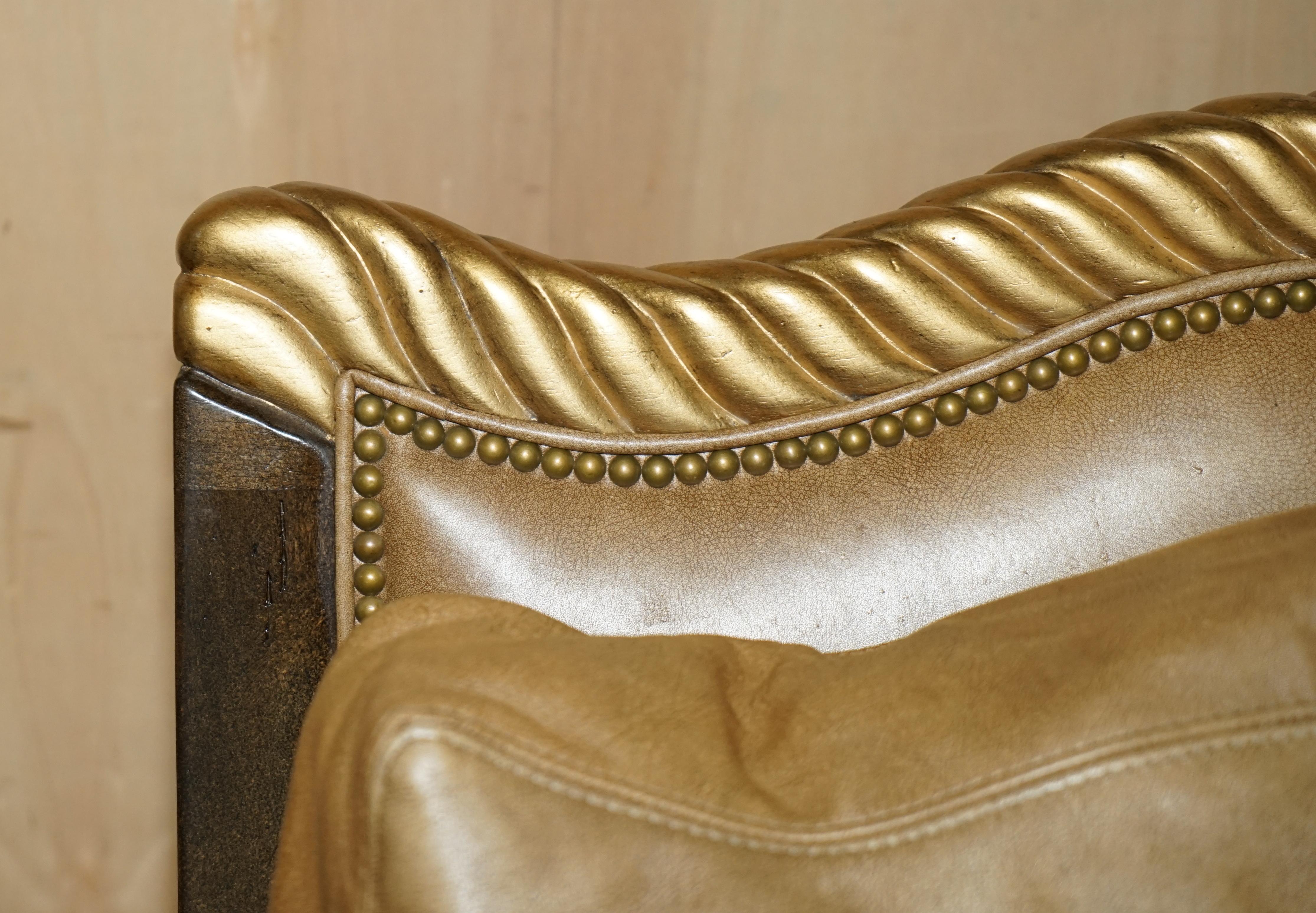 20ième siècle Très grand fauteuil et pouf trône en bois doré en cuir marron d'époque italienne en vente