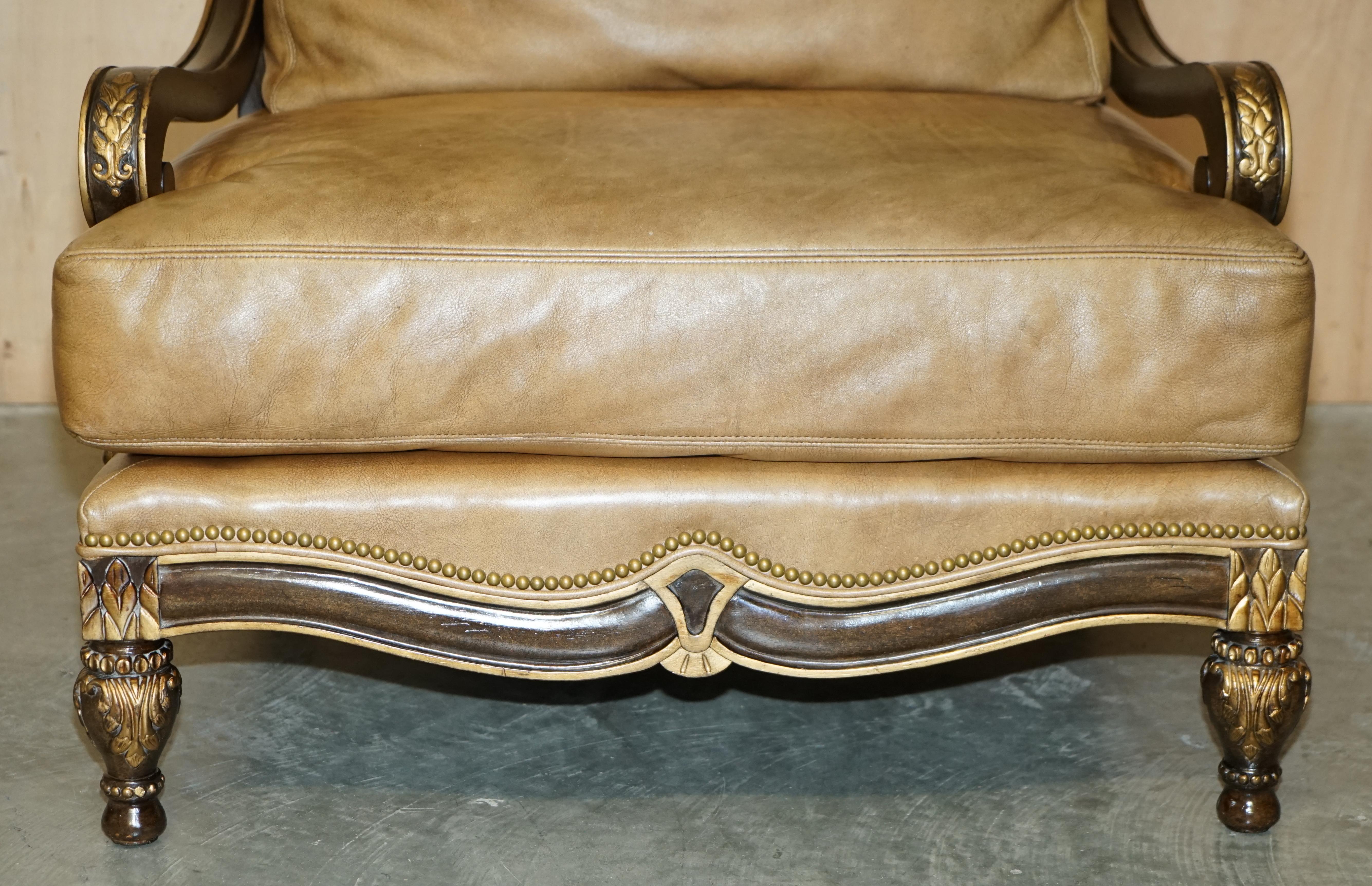 Très grand fauteuil et pouf trône en bois doré en cuir marron d'époque italienne en vente 3