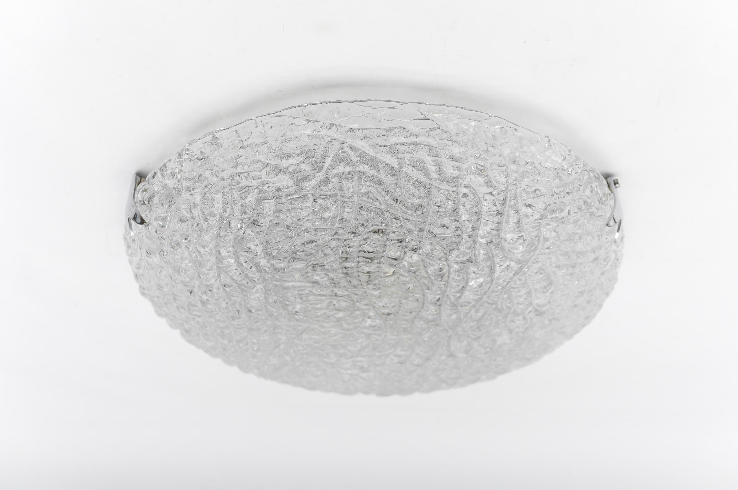 Hübsche Eisglashalterung von Kaiser Leuchten, 1960er Jahre Deutschland.

Dimension
Höhe: 11 cm (4,33 Zoll)
Dameter: 16,53 Zoll (42 cm)

Jede Lampe kommt mit 3 x E27 / E26 Edison Schraube passen Glühbirnenfassung, ist verkabelt und in