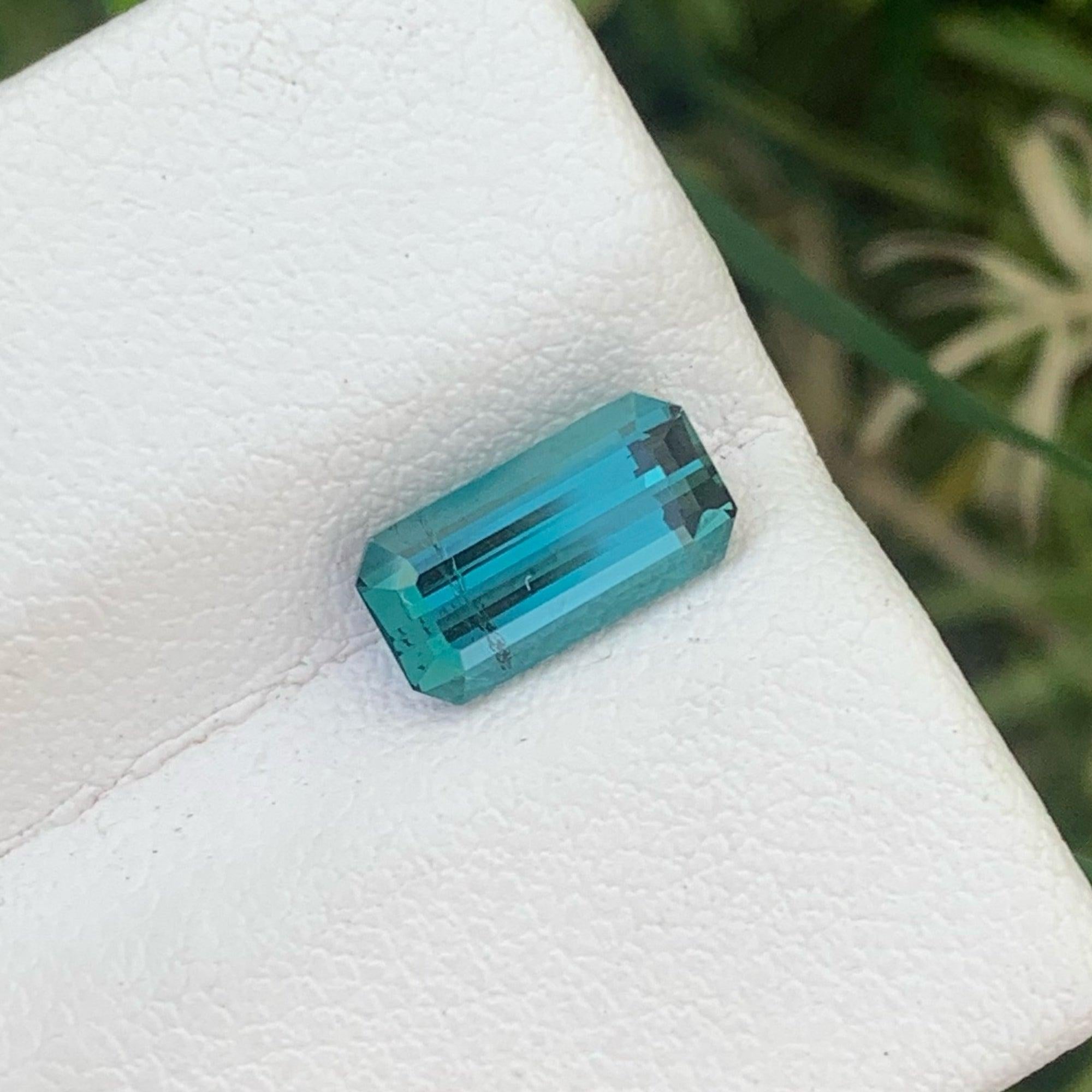 Taille émeraude Jolie tourmaline indicolite pierre précieuse non sertie de 1,50 carat Finegems en vente