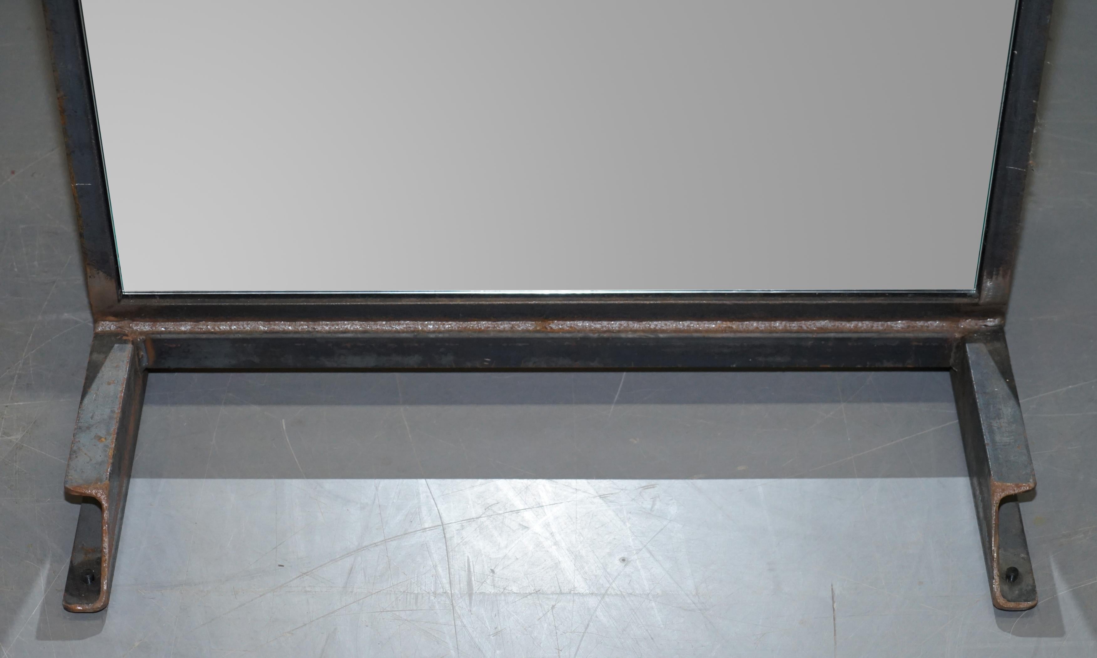 Zweiseitiger, doppelseitiger, ovaler Standspiegel mit Stahlrahmen, wunderschön industriell gerahmt (Industriell)