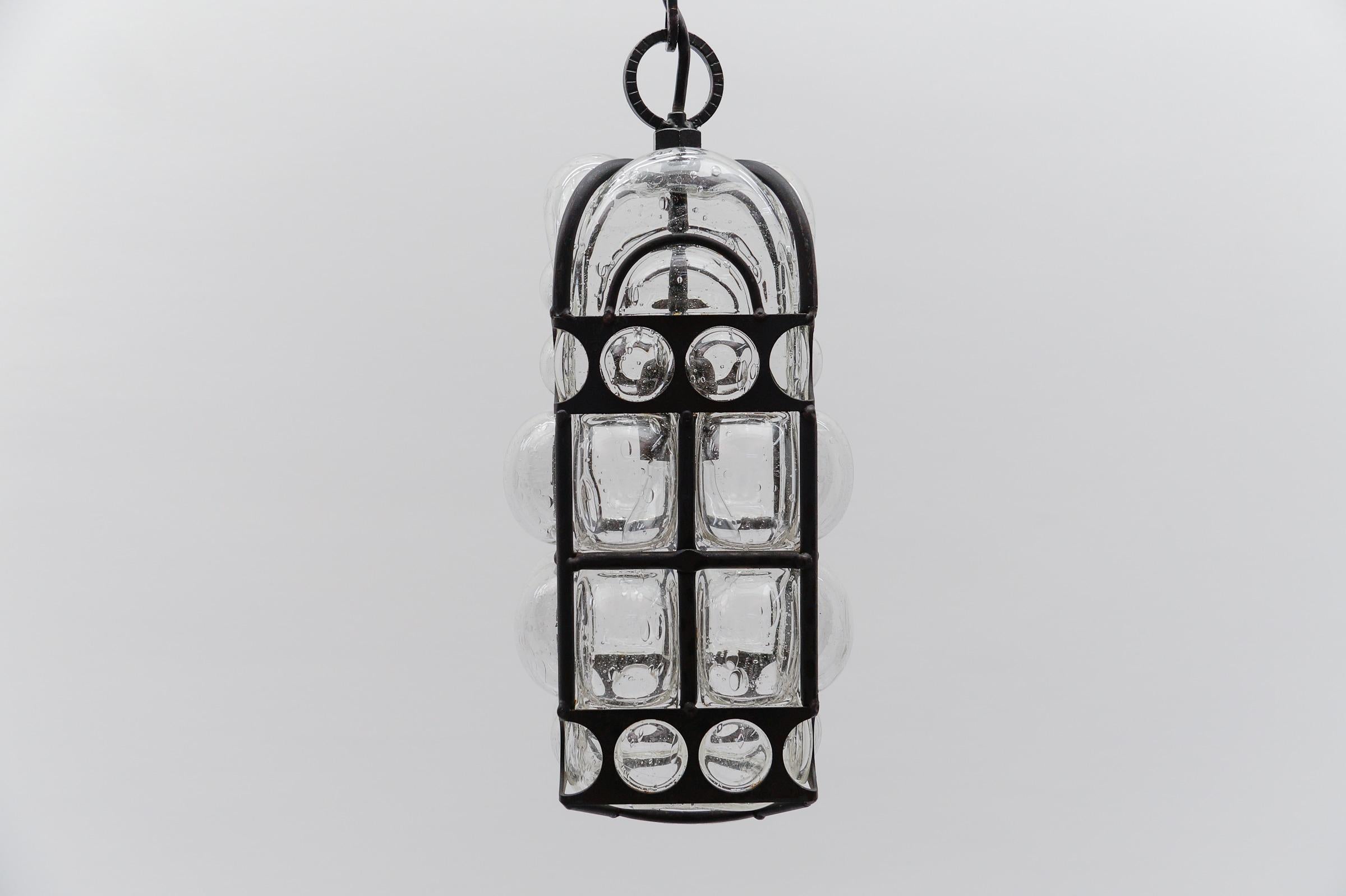 Tedesco Graziosa lampada da soffitto in ferro e vetro trasparente di Helena Tynell, Germania, anni '60 in vendita