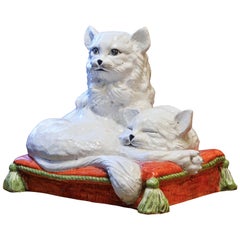 Jolie sculpture italienne en terre cuite émaillée ou en majolique représentant deux chats sur un coussin
