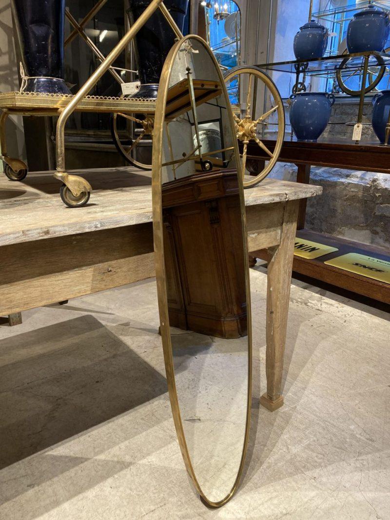 Schöner italienischer Oval-Messing-Spiegel aus der Jahrhundertmitte (Italienisch) im Angebot