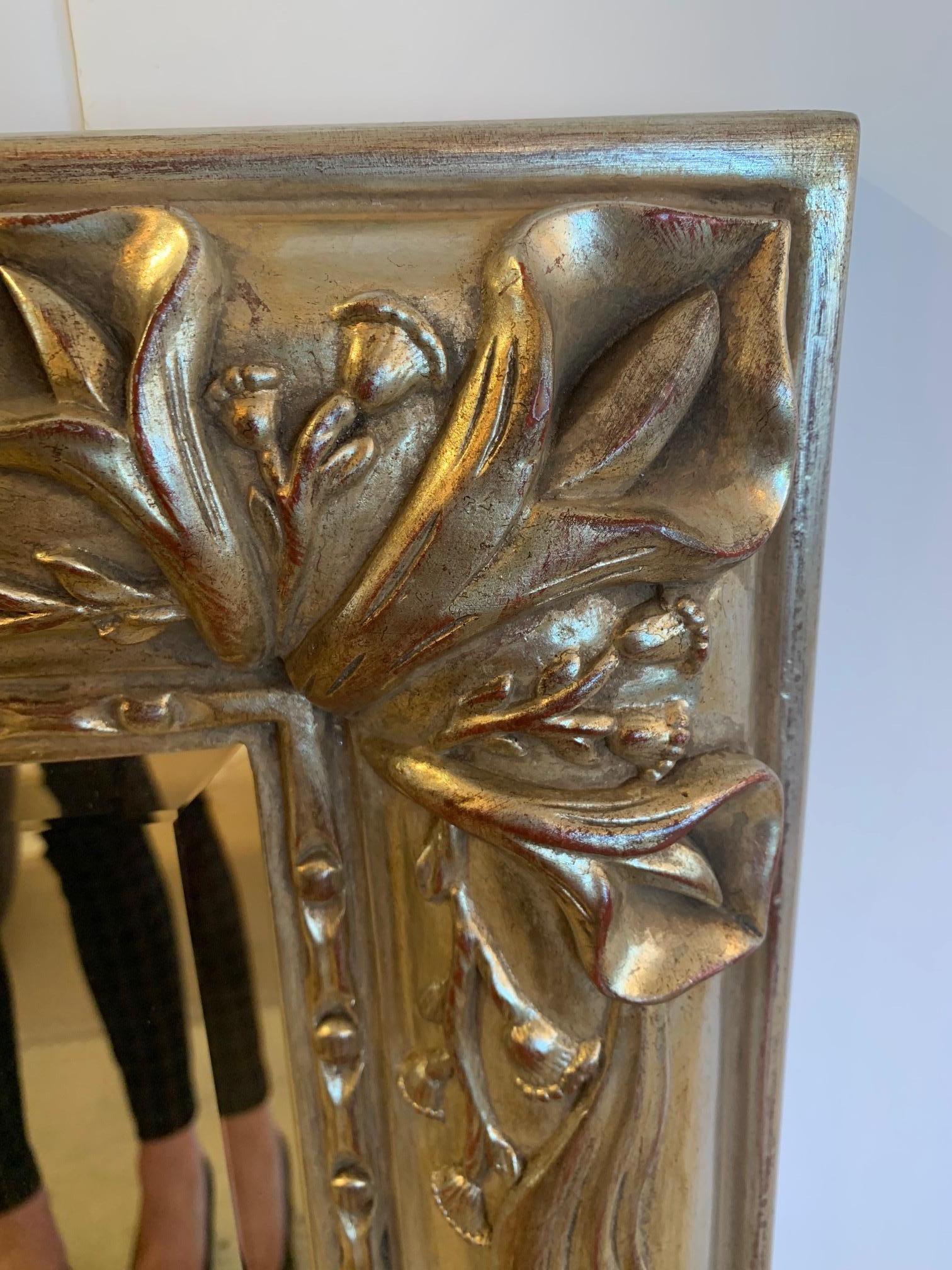 Italiano Bella specchiera italiana in legno d'orato con decorazione a forma di giglio di Calla in vendita