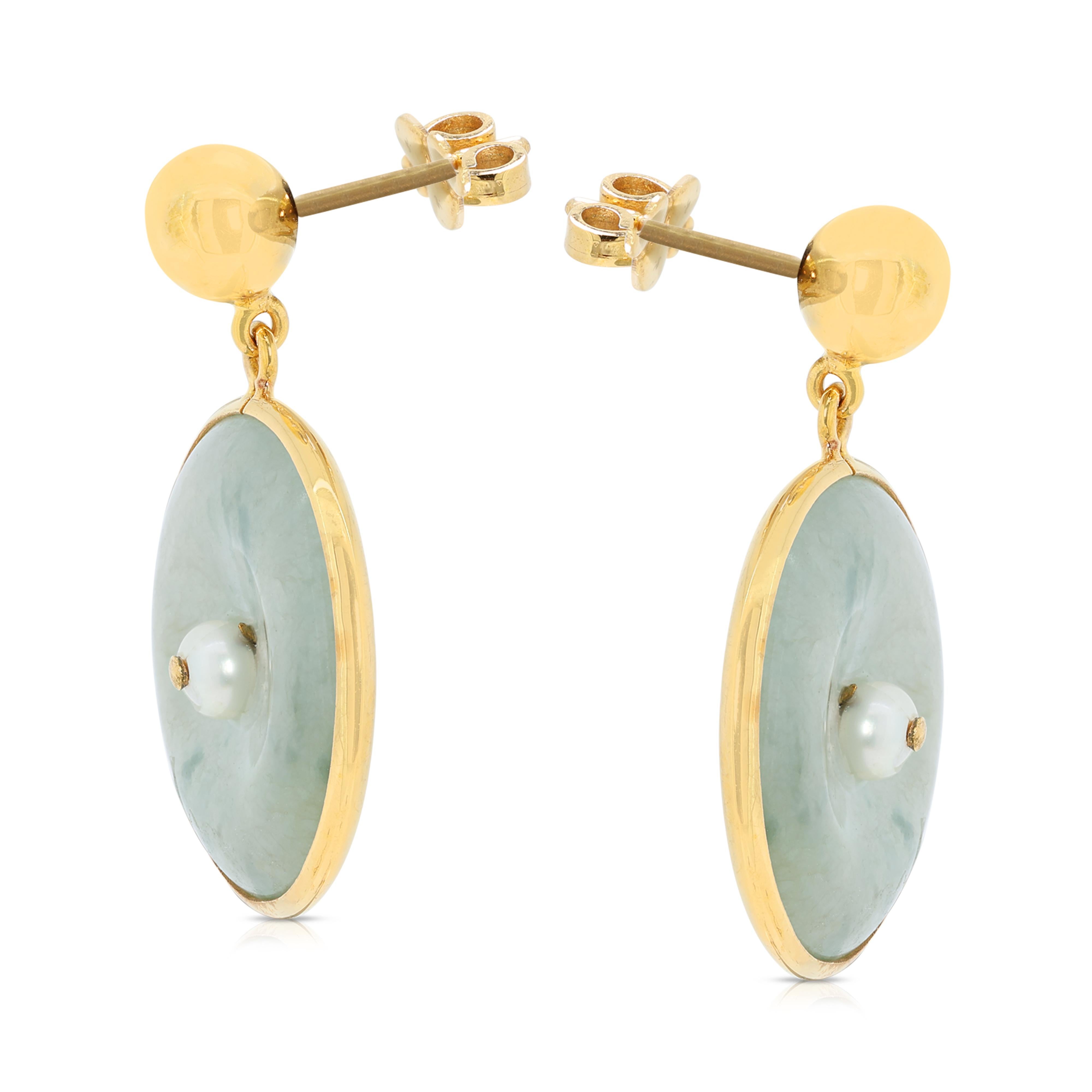 Lovely Jade Circular Earrings in 18K Yellow Gold In Excellent Condition For Sale In רמת גן, IL