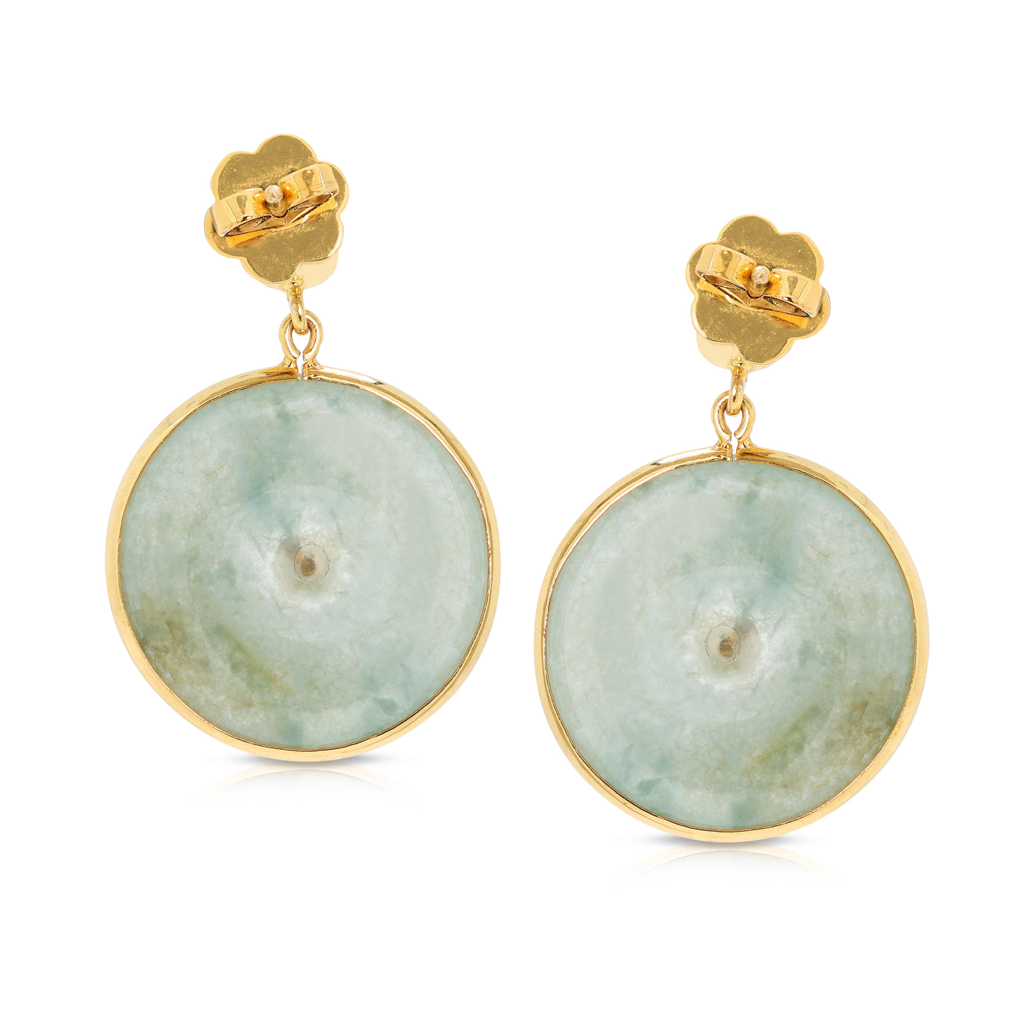 Lovely Jade Circular Earrings in 18K Yellow Gold For Sale 1